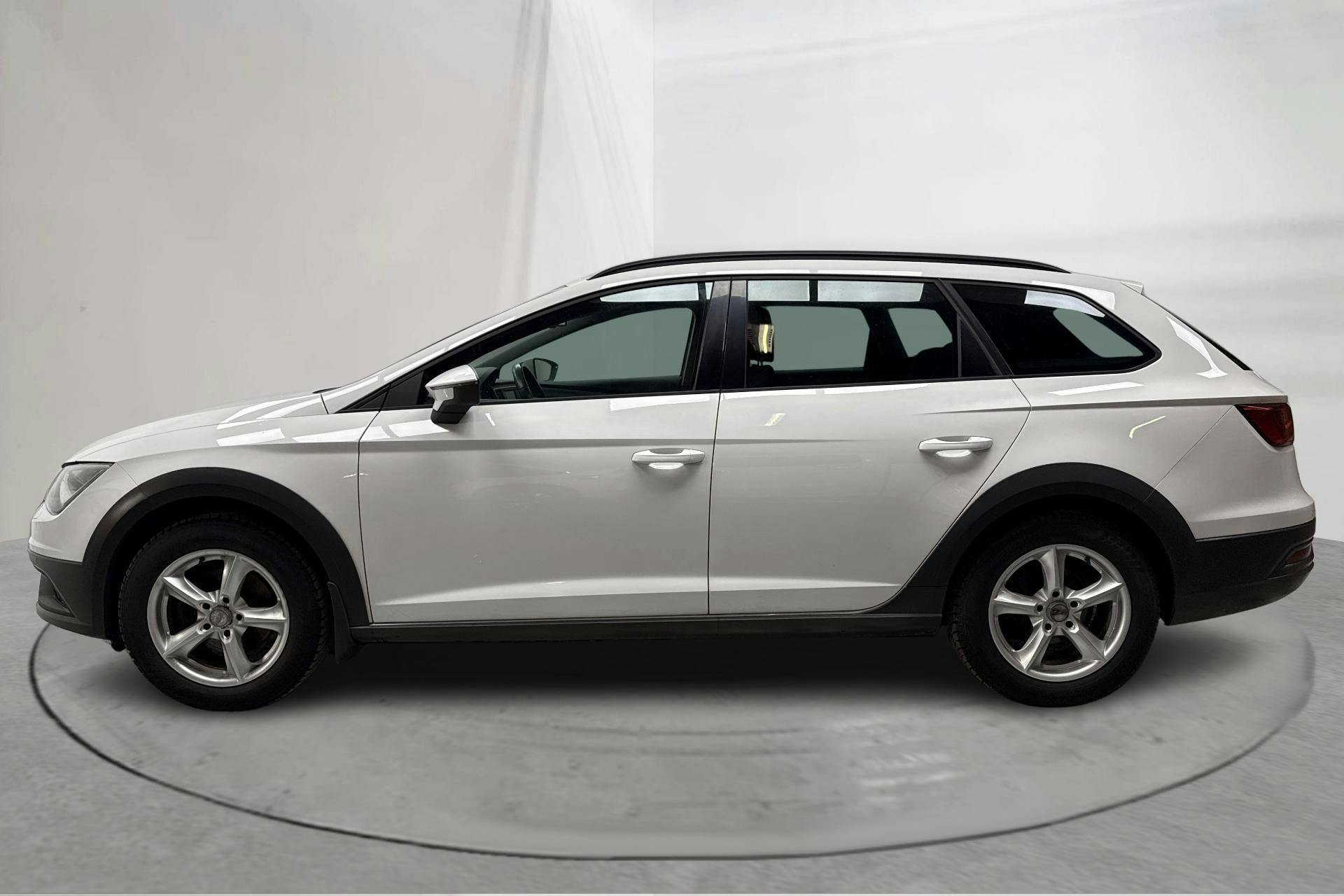 Presentation photo 2 of 16: Seat Leon 1.6 TDI ST X-Perience 4Drive (110hk) - 120 850 km - Manual - white - 2015