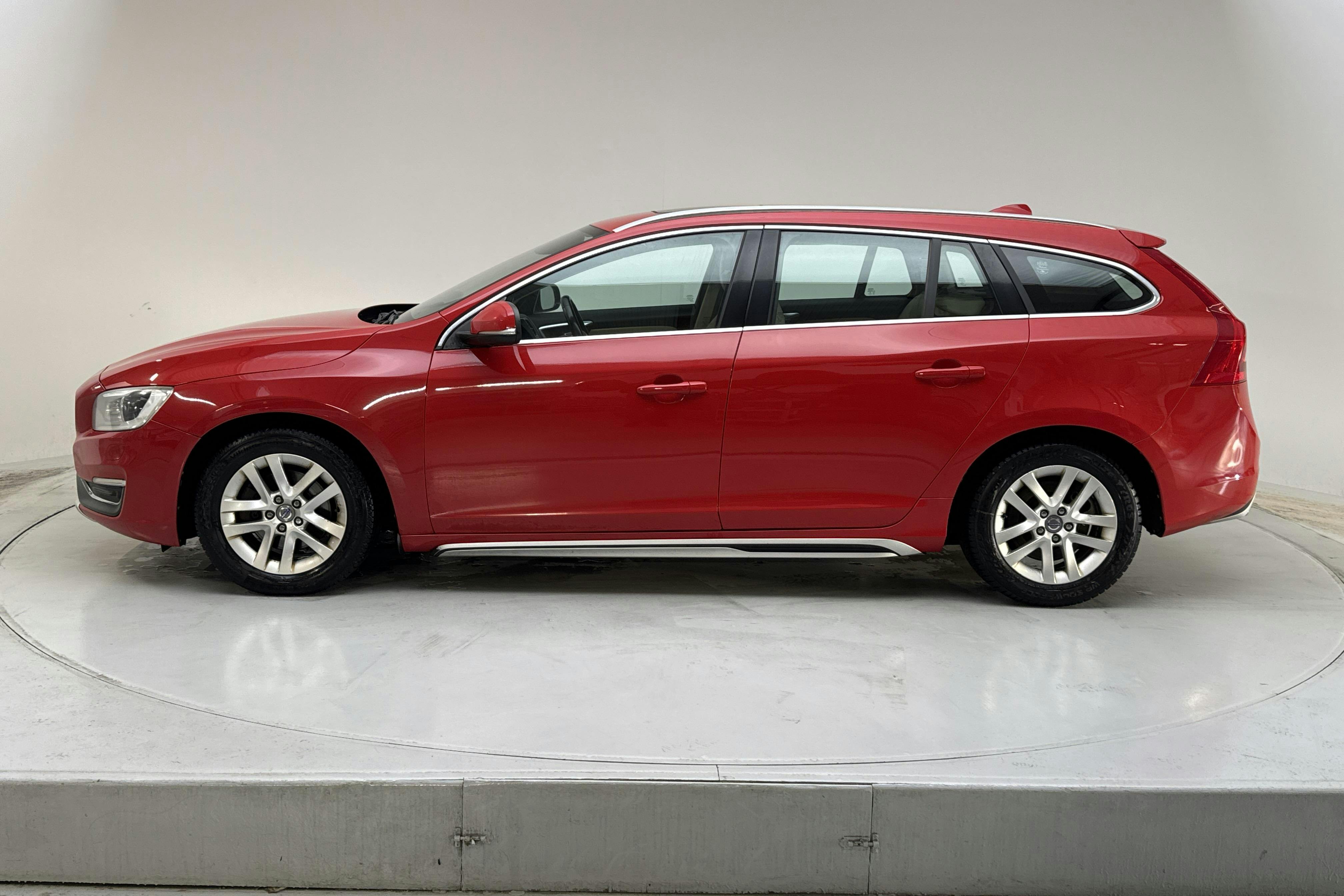 Presentation photo 2 of 16: Volvo V60 D4 (181hk) - 285 410 km - Automatic - red - 2015