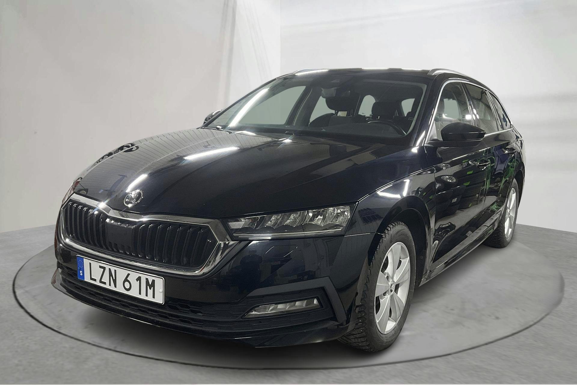 Presentationsfoto 1 av 14: Skoda Octavia 2.0 TDI Combi (150hk) - 5 228 mil - Automat - svart - 2021