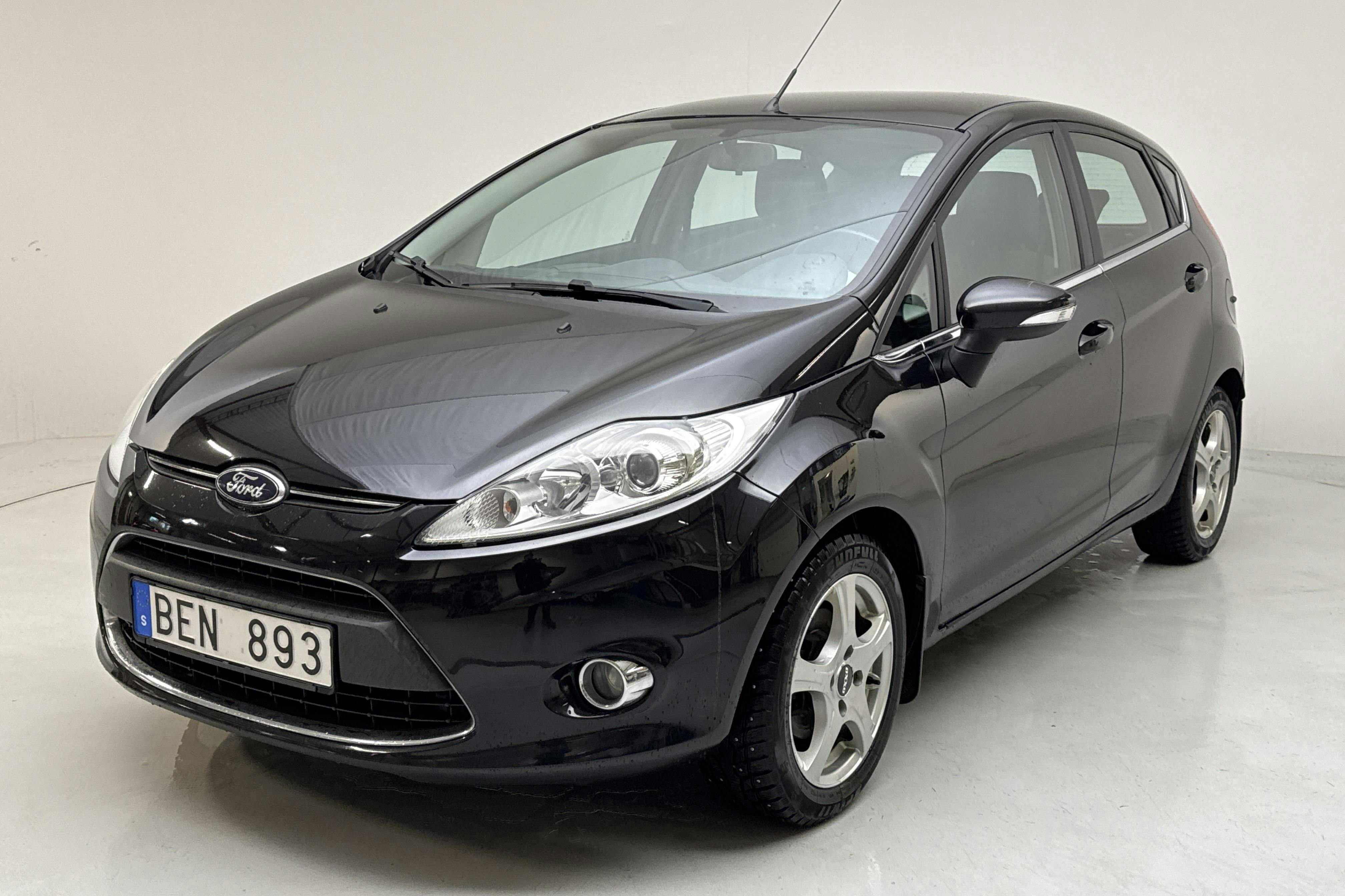 Presentation photo 1 of 12: Ford Fiesta 1.25 5dr (82hk) - 166 350 km - Manual - black - 2013