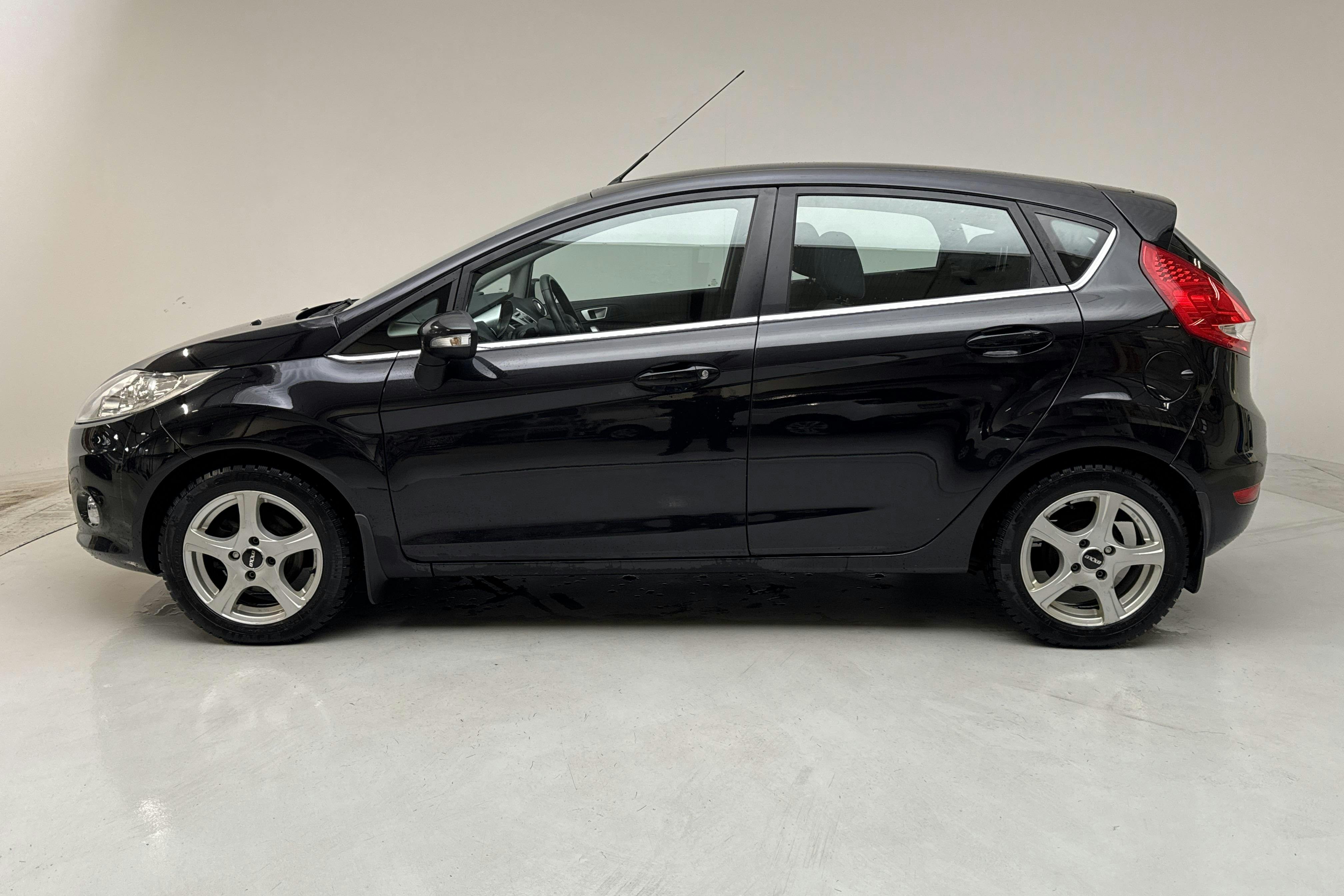Presentation photo 2 of 12: Ford Fiesta 1.25 5dr (82hk) - 166 350 km - Manual - black - 2013