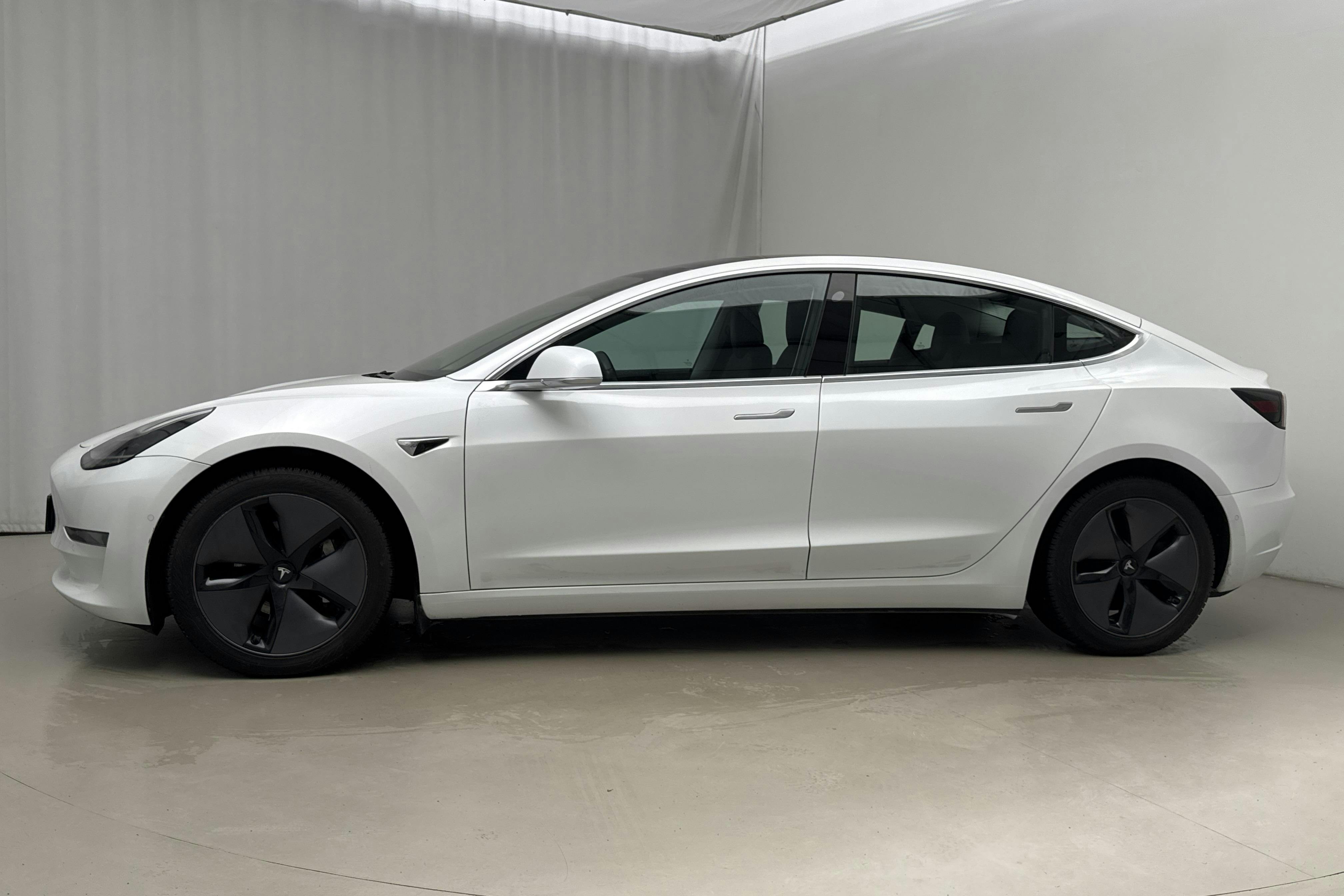 Presentationsfoto 2 av 25: Tesla Model 3 Long Range Dual Motor AWD - 9 665 mil - Automat - vit - 2019