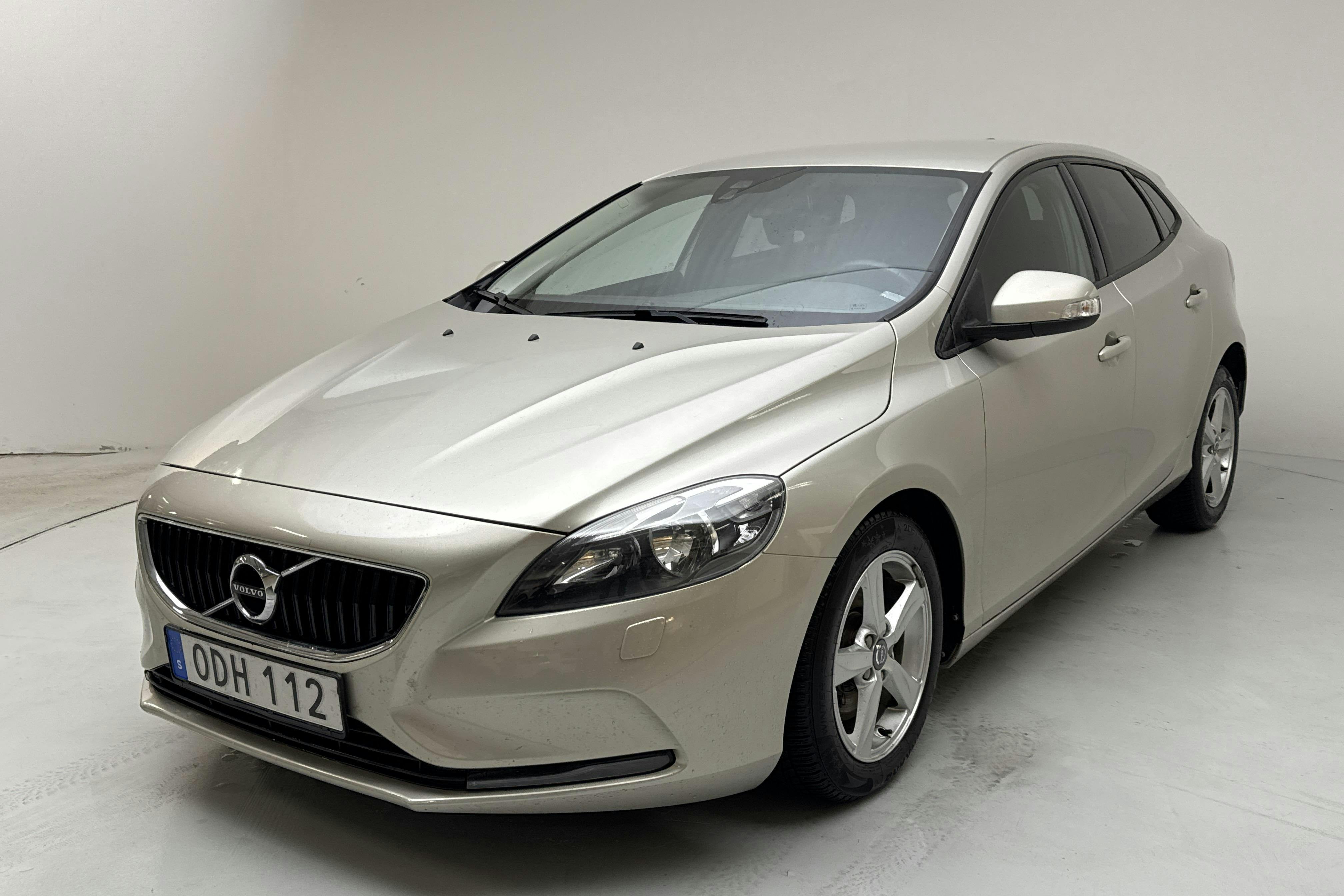 Presentation photo 1 of 13: Volvo V40 T2 (122hk) - 145 820 km - Manual - Light Brown - 2017