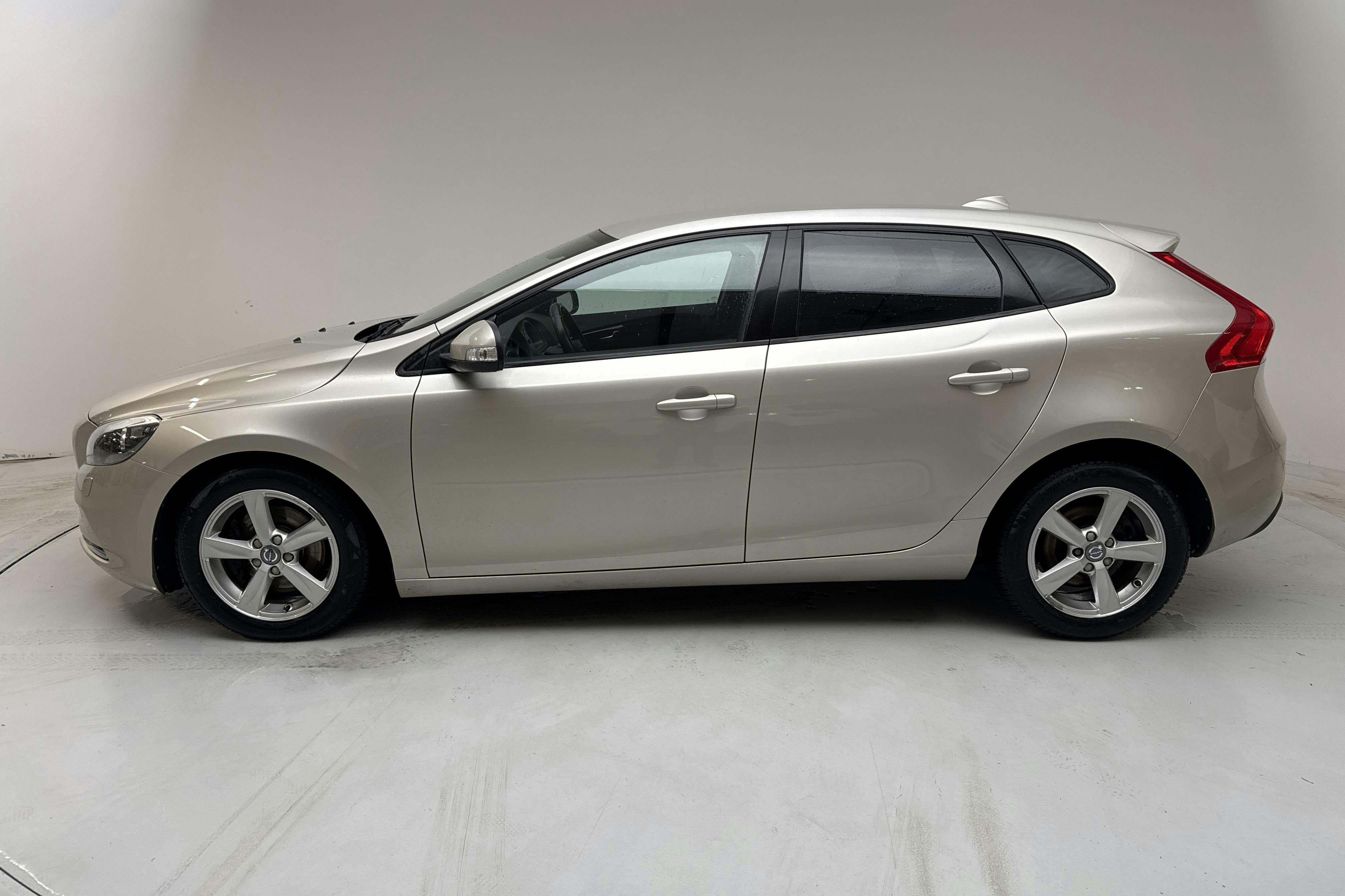 Presentation photo 2 of 13: Volvo V40 T2 (122hk) - 145 820 km - Manual - Light Brown - 2017