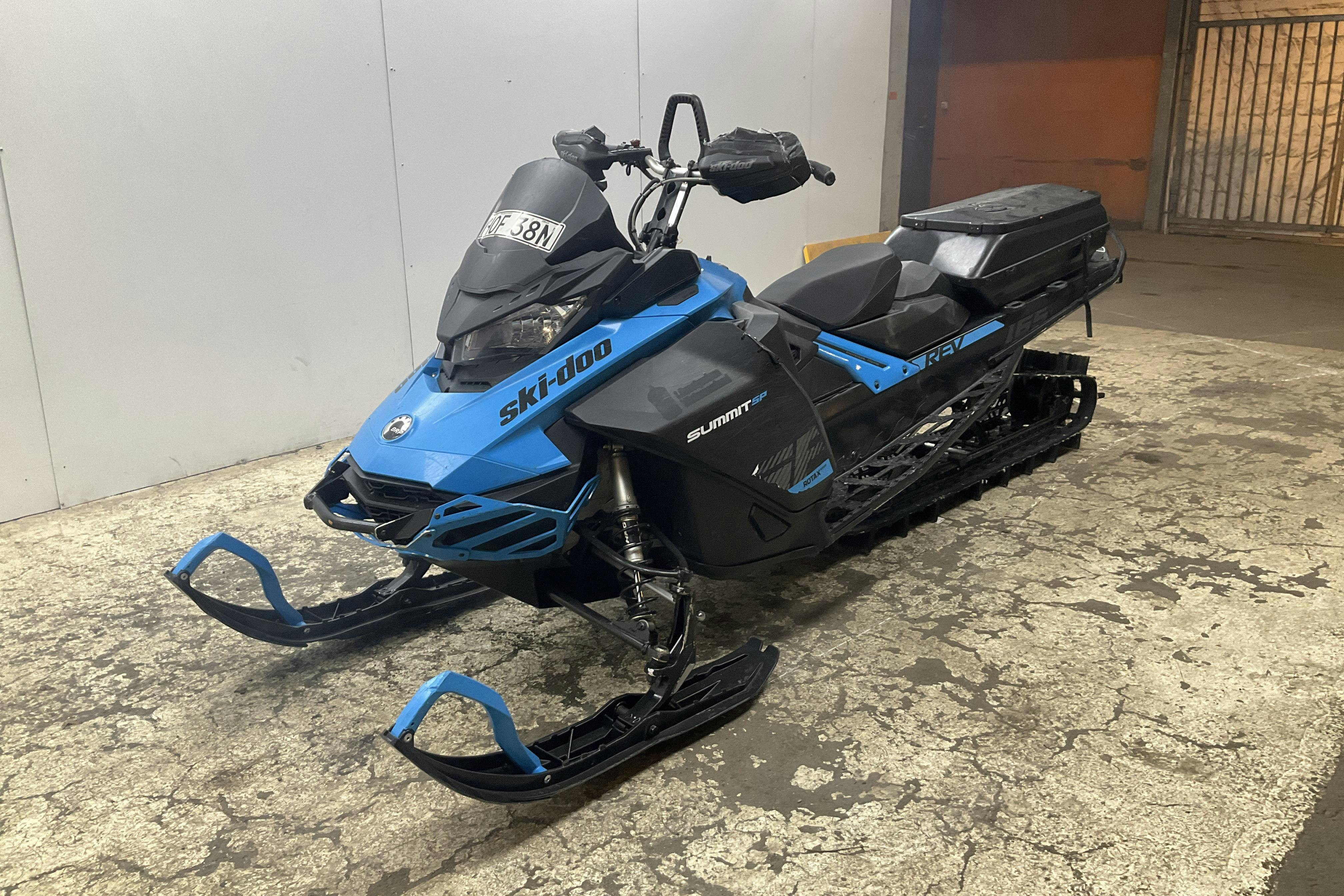 Presentationsfoto 1 av 13: ski-doo SUMMIT SP 850 165" Snöskoter - 998 mil - Automat - 2019