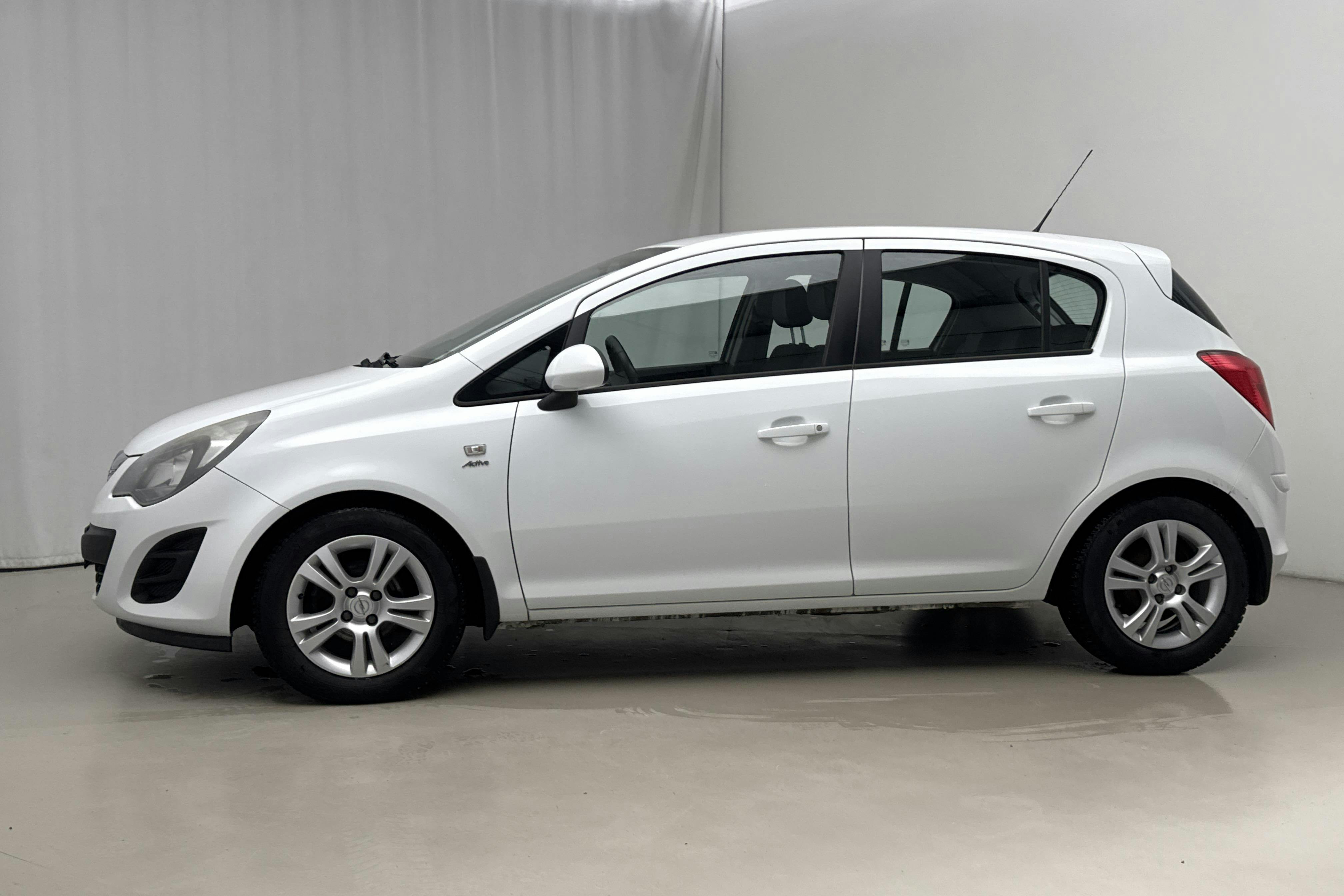 Presentation photo 2 of 16: Opel Corsa 1.4 Twinport 5dr (100hk) - 76 650 km - Automatic - white - 2014