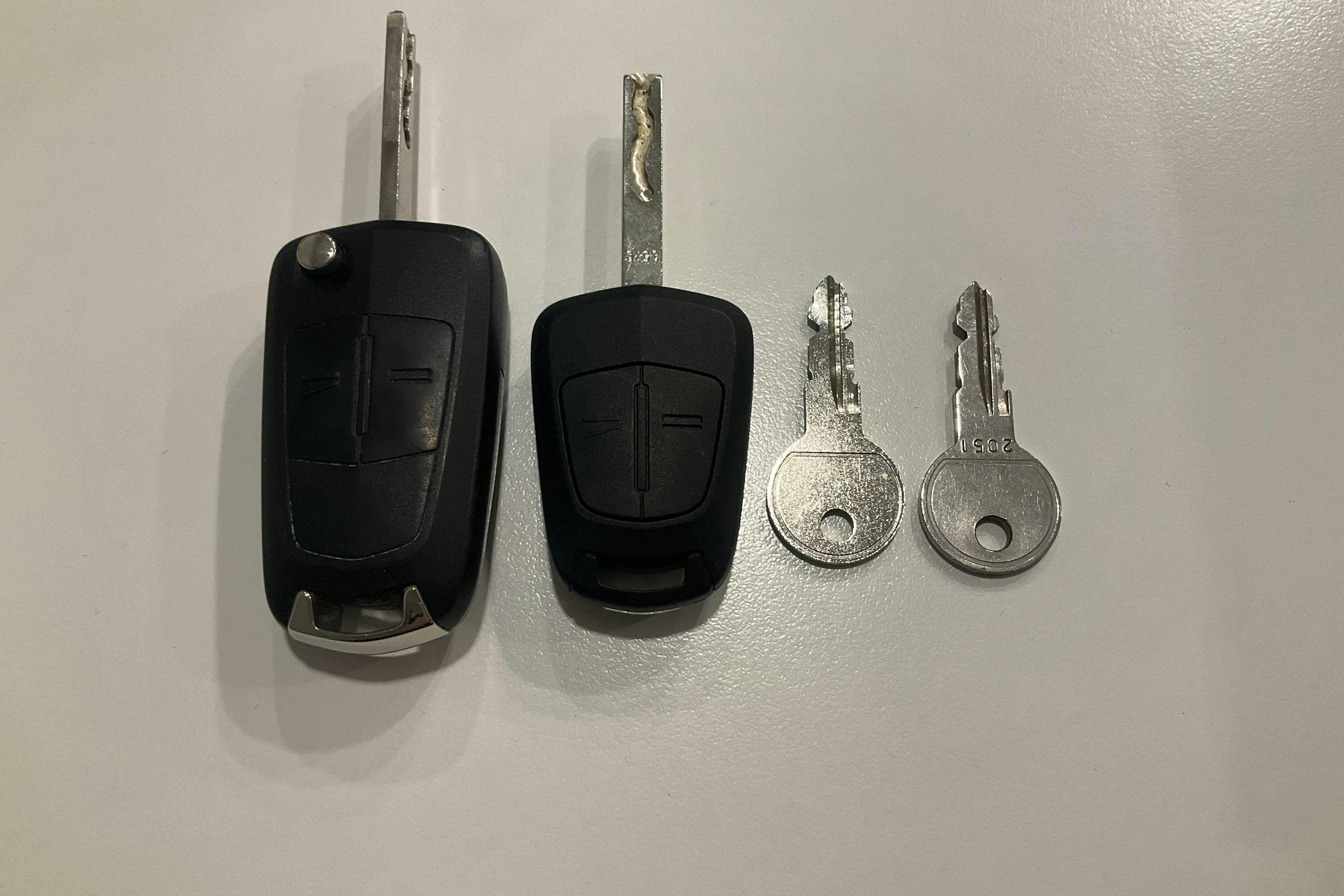 Presentation photo 16 of 16: Opel Corsa 1.4 Twinport 5dr (100hk) - 76 650 km - Automatic - white - 2014