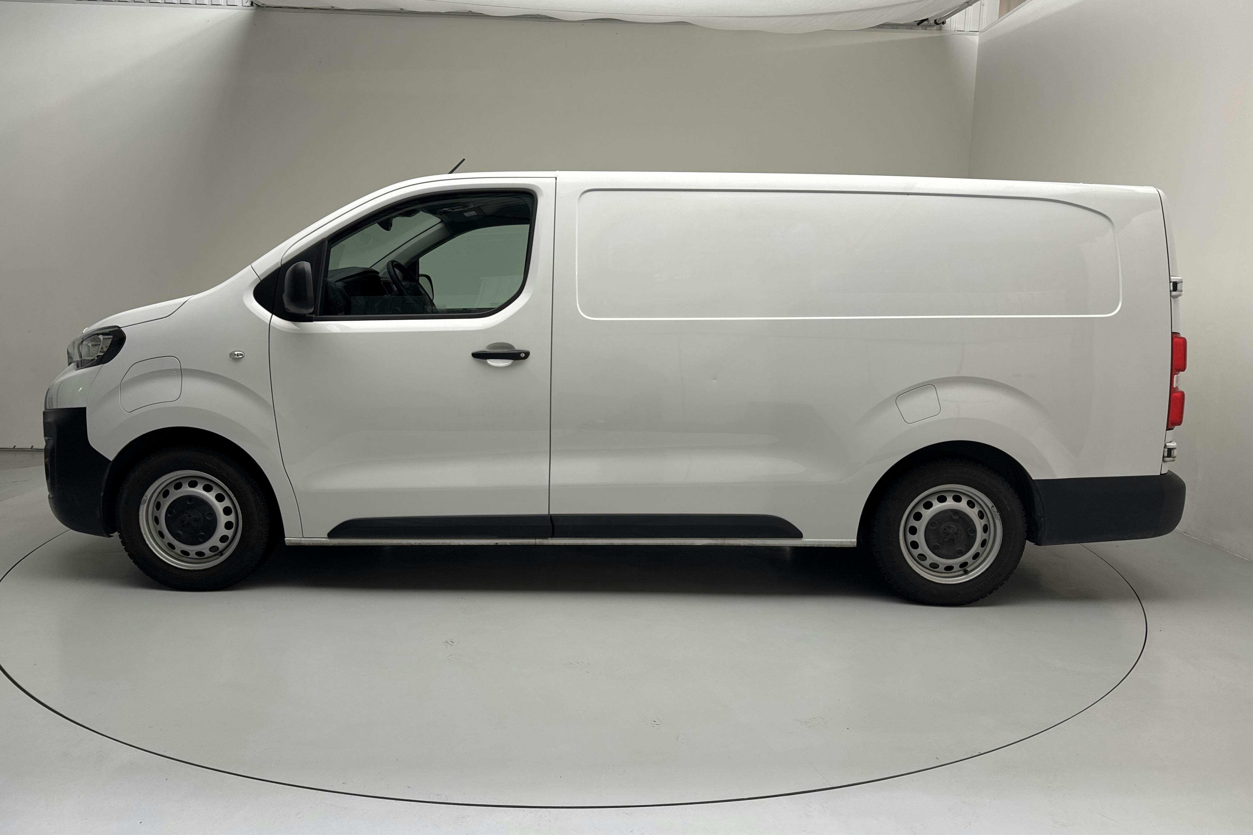 Zdjęcie prezentacyjne 2 z 15: Peugeot e-Expert Skåp 75kWh (136hk) - 24 870 km - Automatyczna - biały - 2023