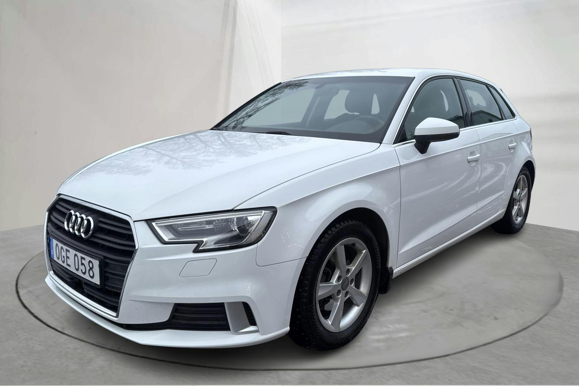 Presentation photo 1 of 14: Audi A3 1.4 TFSI Sportback (150hk) - 136 780 km - Manual - white - 2017