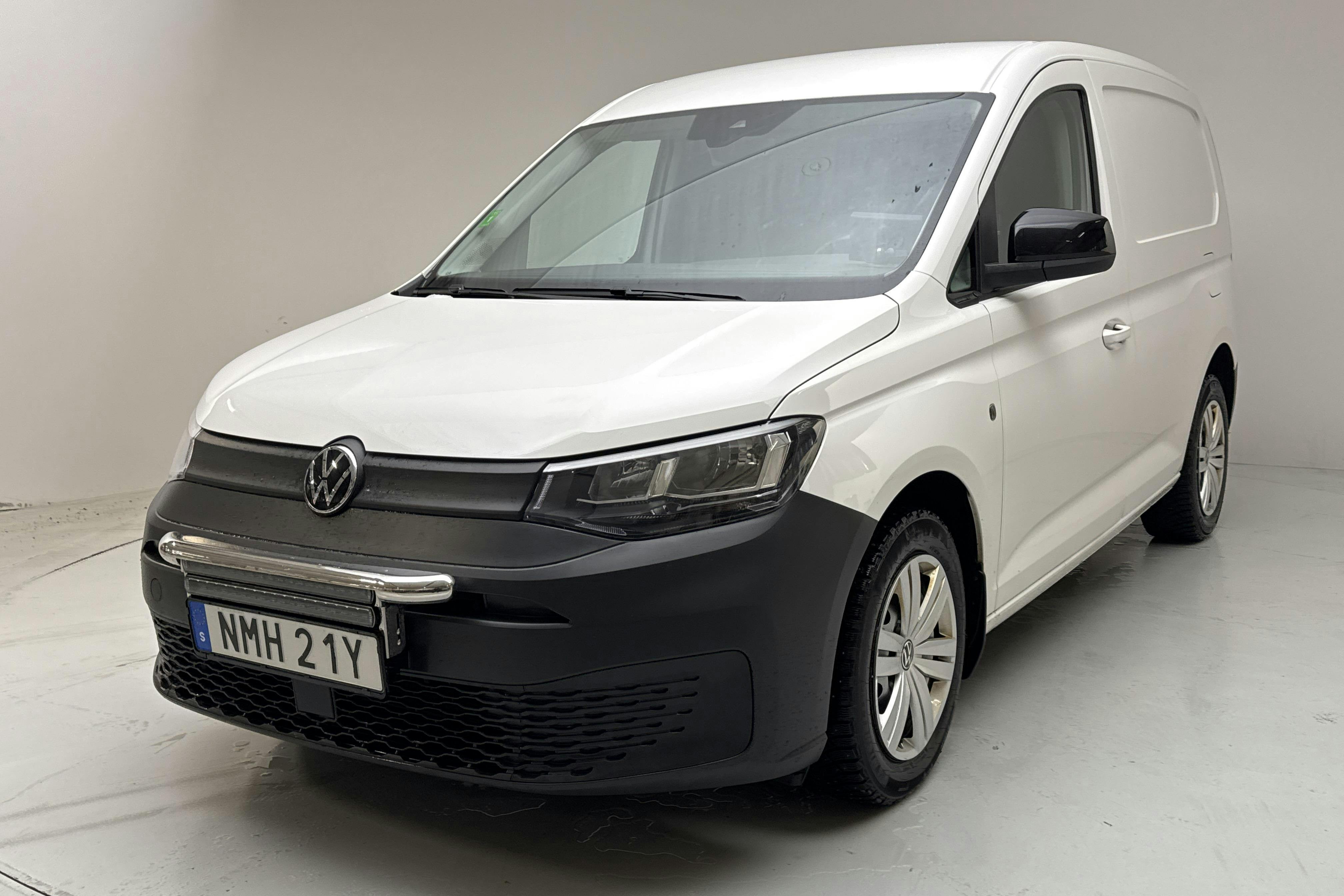 Presentationsfoto 1 av 12: VW Caddy Cargo 1.5 TSI Skåp (114hk) - 12 668 mil - Automat - vit - 2021