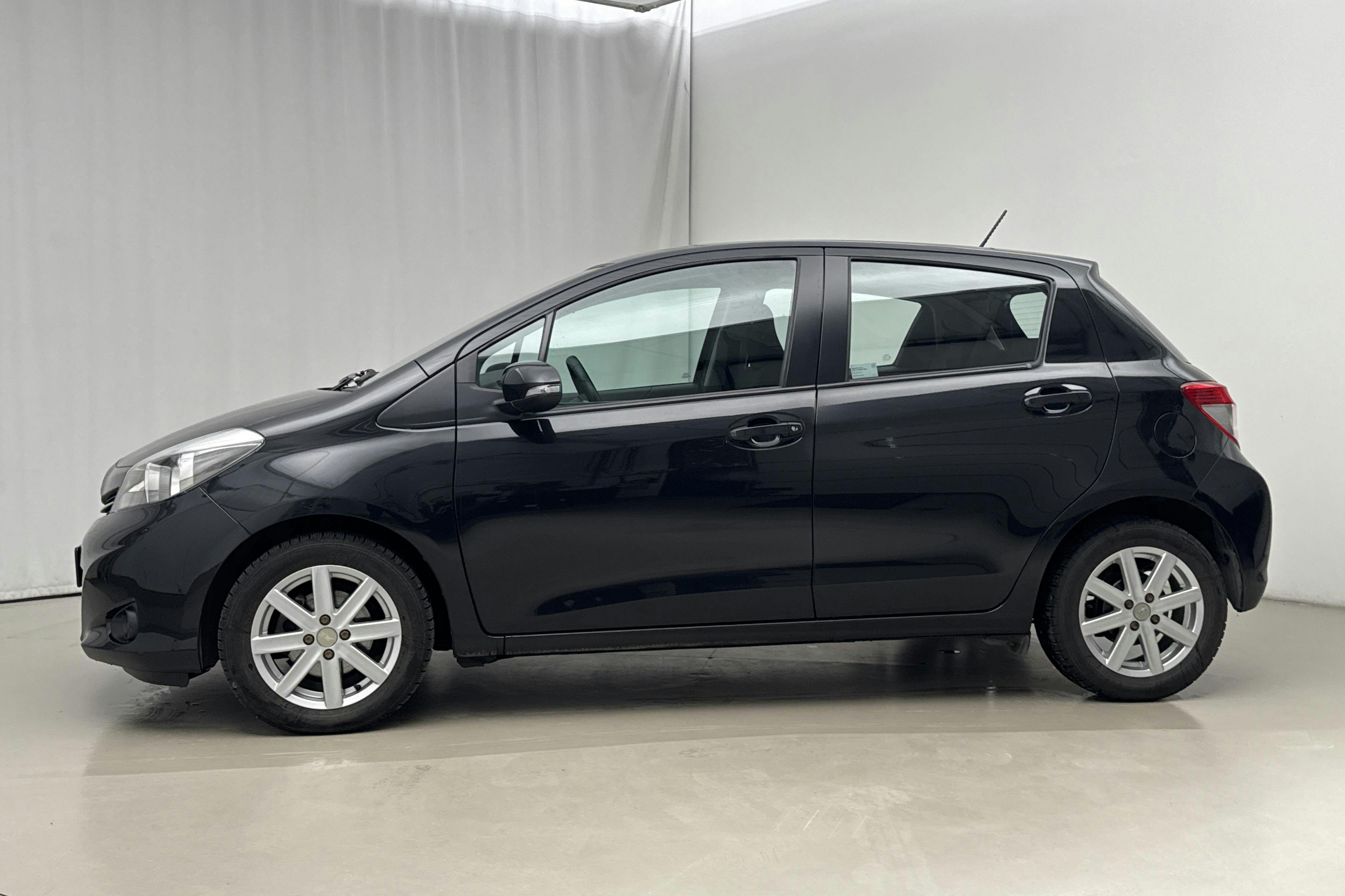 Presentationsfoto 2 av 17: Toyota Yaris 1.33 5dr (100hk) - 8 135 mil - Manuell - svart - 2013