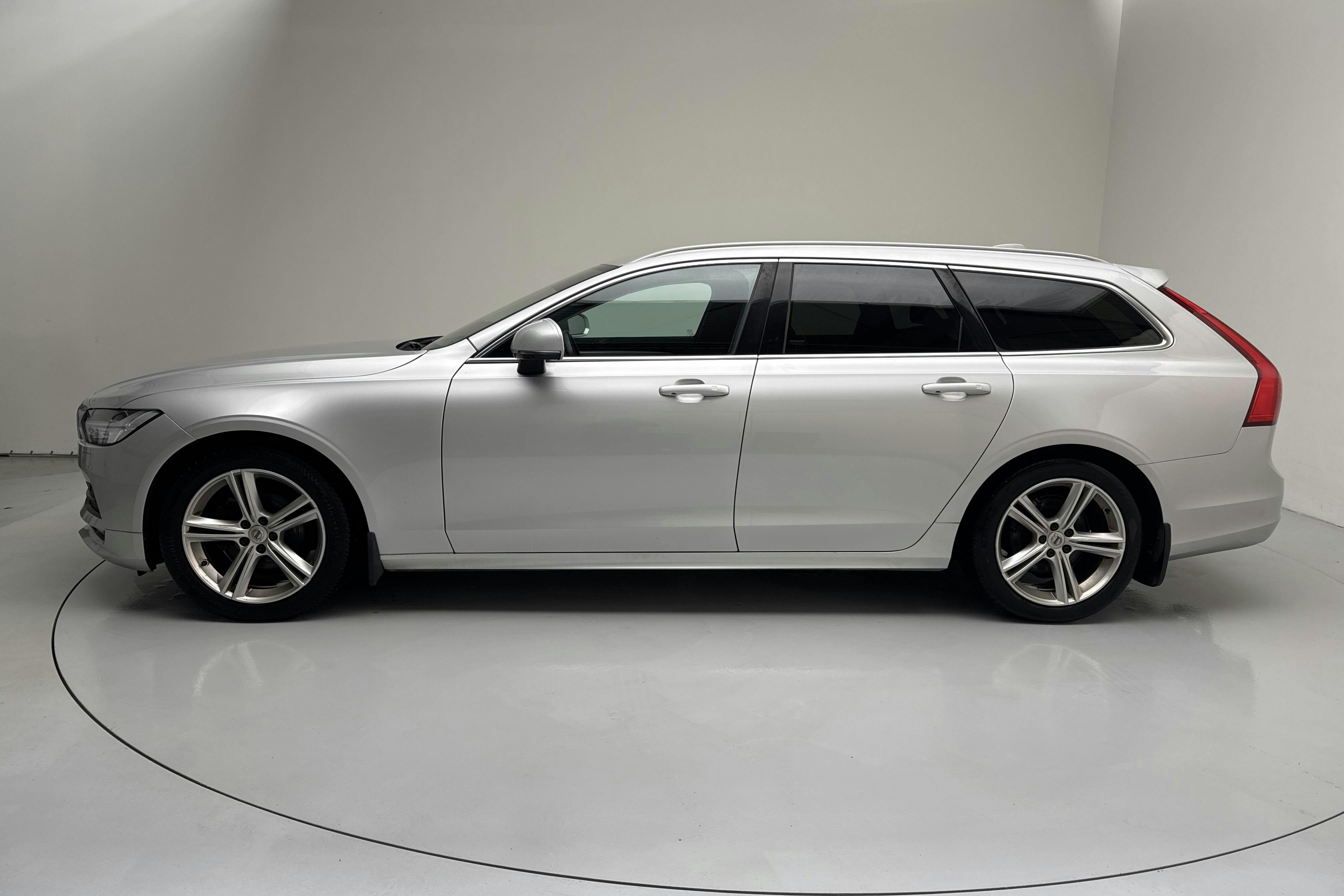 Esittelykuva 2 osoitteesta 14: Volvo V90 D4 (190hk) - 126 450 km - Automaattinen - hopea - 2020