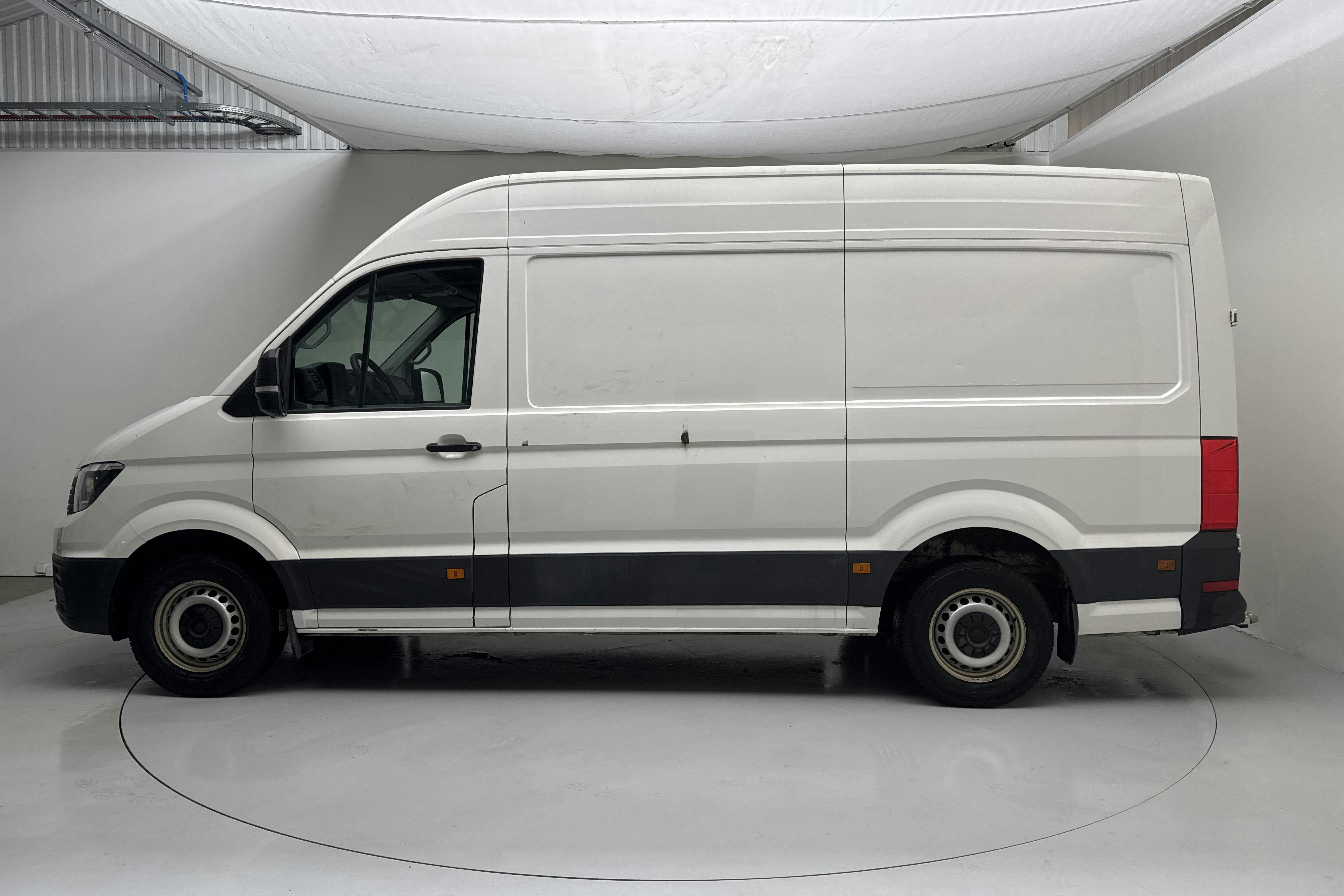 Presentationsfoto 2 av 15: VW Crafter 35 2.0 TDI Skåp (140hk) - 20 595 mil - Automat - vit - 2019