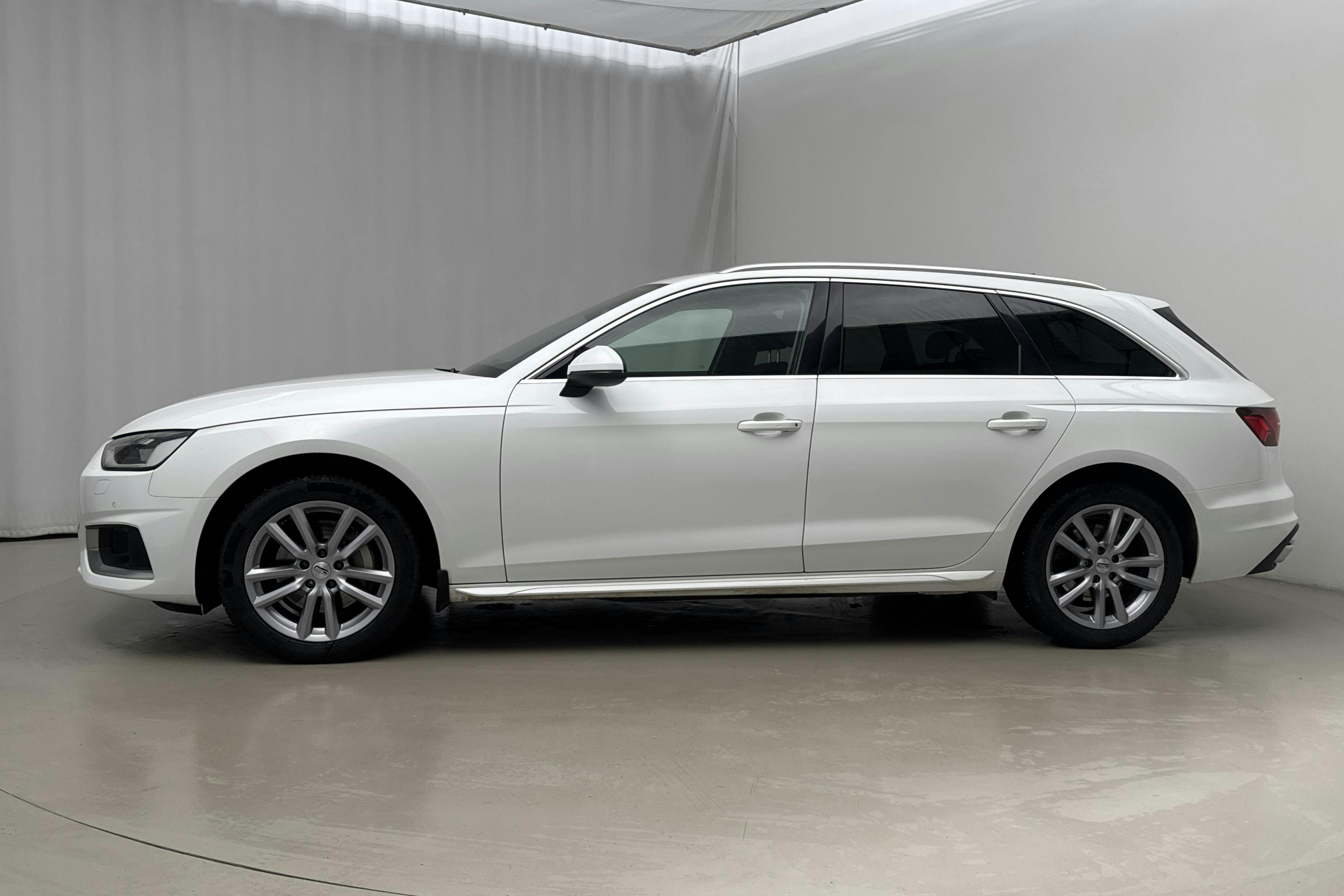 Presentationsfoto 2 av 21: Audi A4 Avant 40 TDI quattro (204hk) - 12 876 mil - Automat - vit - 2021
