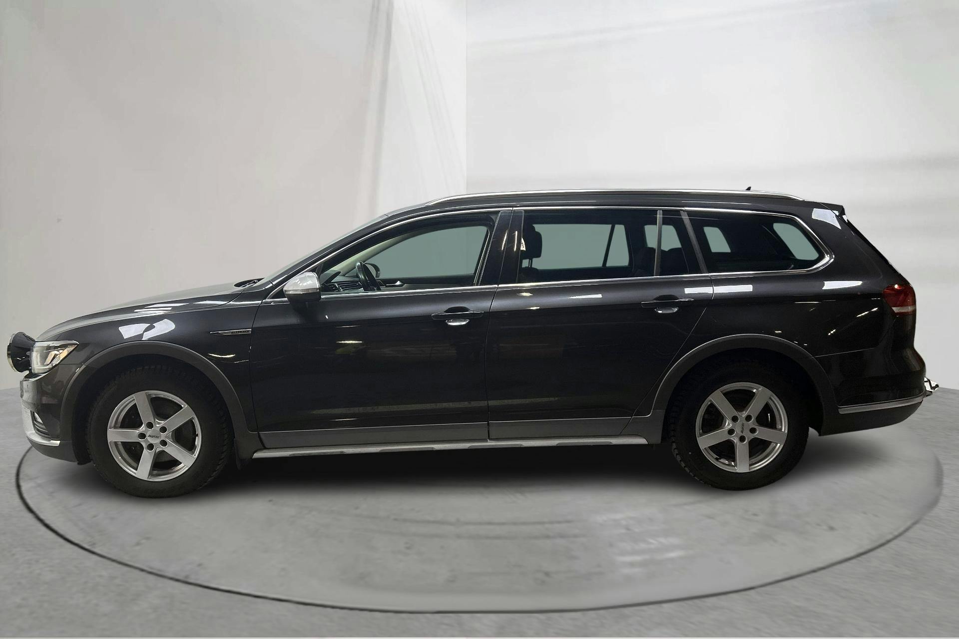 Presentationsfoto 2 av 16: VW Passat Alltrack 2.0 TDI 4MOTION (190hk) - 10 932 mil - Automat - Dark Grey - 2019