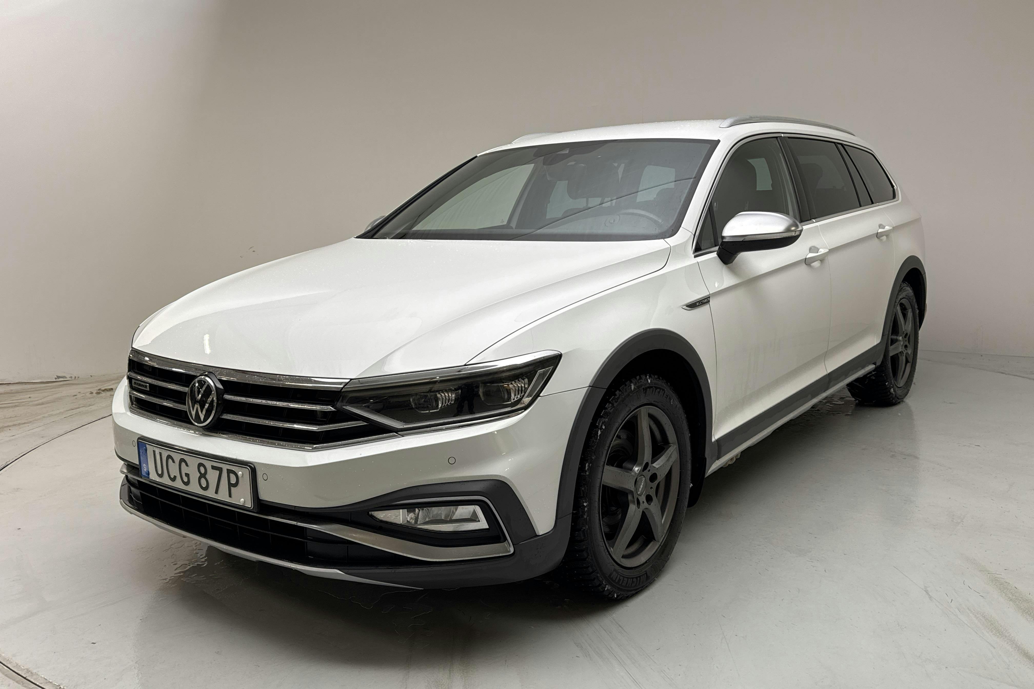Presentationsfoto 1 av 14: VW Passat Alltrack 2.0 TDI Sportscombi 4Motion (200hk) - 7 178 mil - Automat - vit - 2021