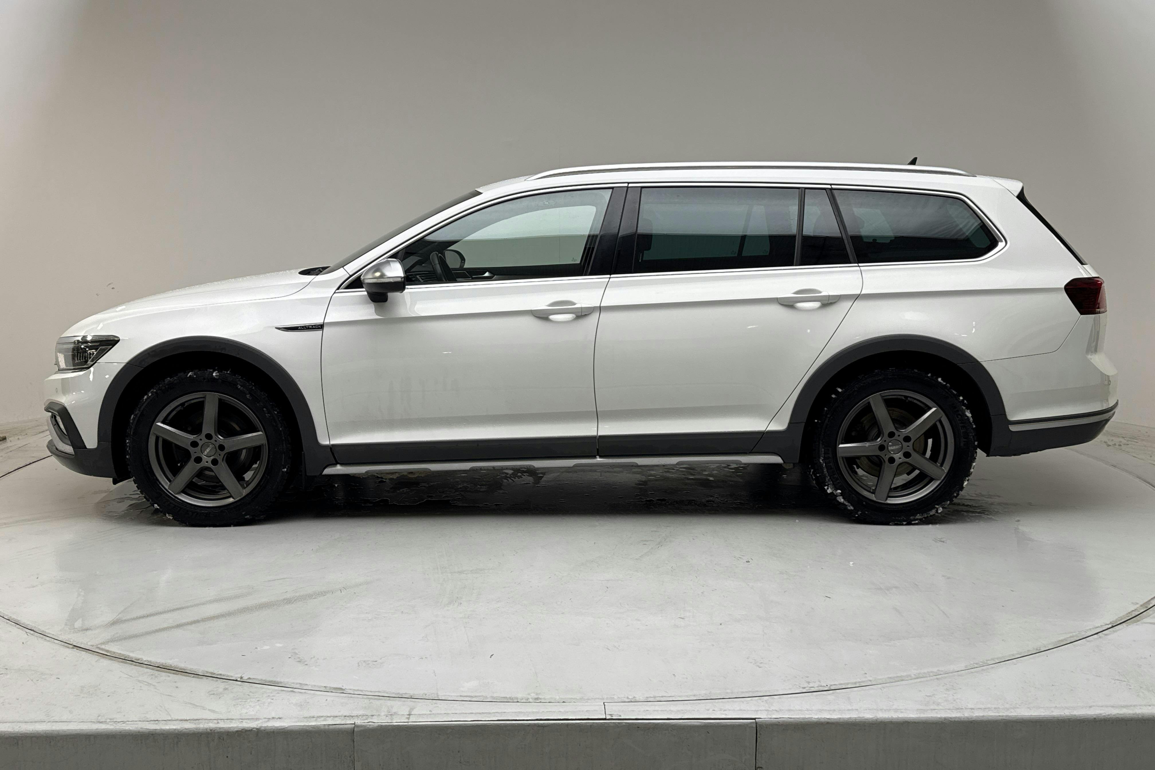 Presentationsfoto 2 av 14: VW Passat Alltrack 2.0 TDI Sportscombi 4Motion (200hk) - 7 178 mil - Automat - vit - 2021