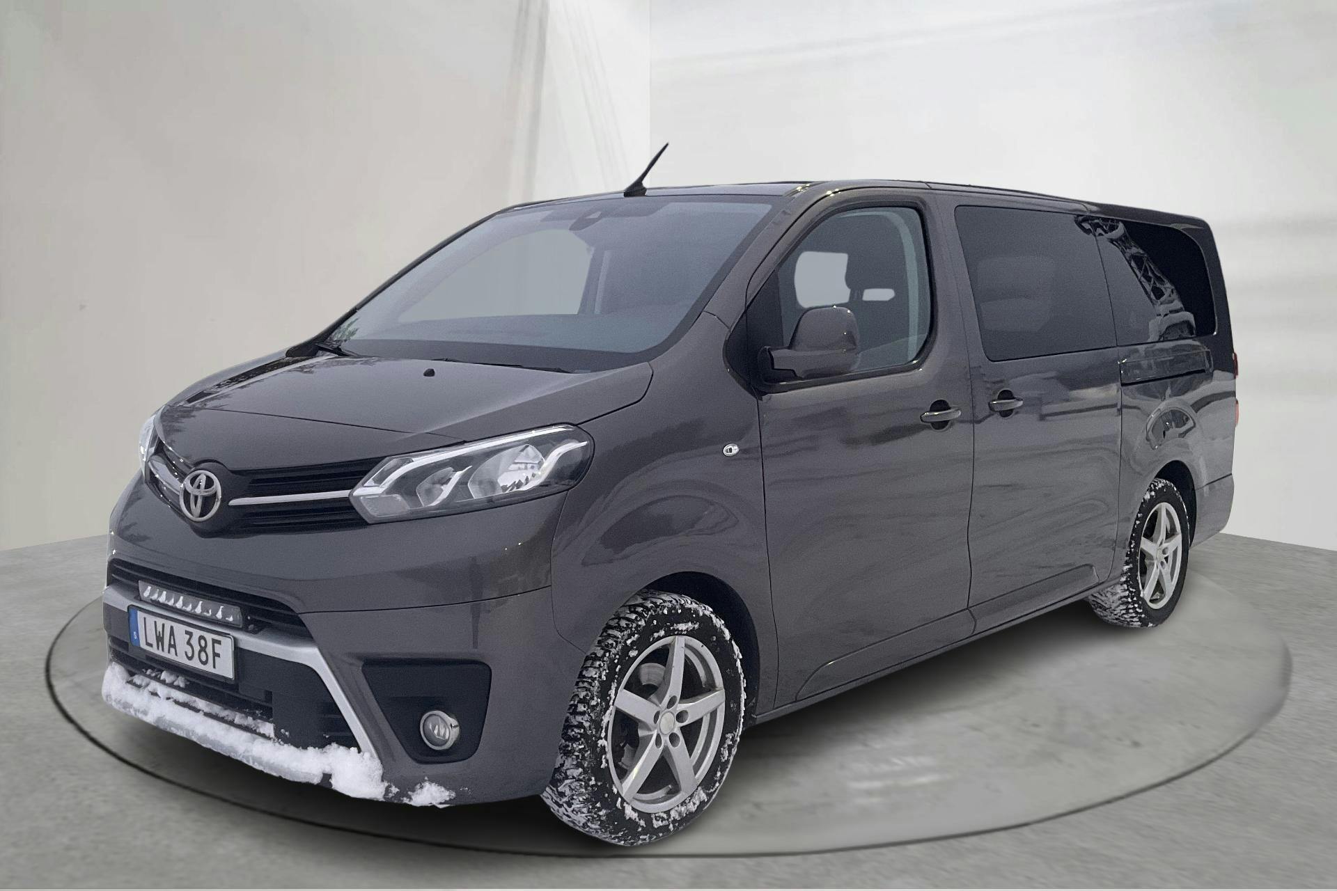 Presentationsfoto 1 av 13: Toyota PROACE Verso 2.0D (180hk) - 16 181 mil - Automat - Dark Grey - 2023