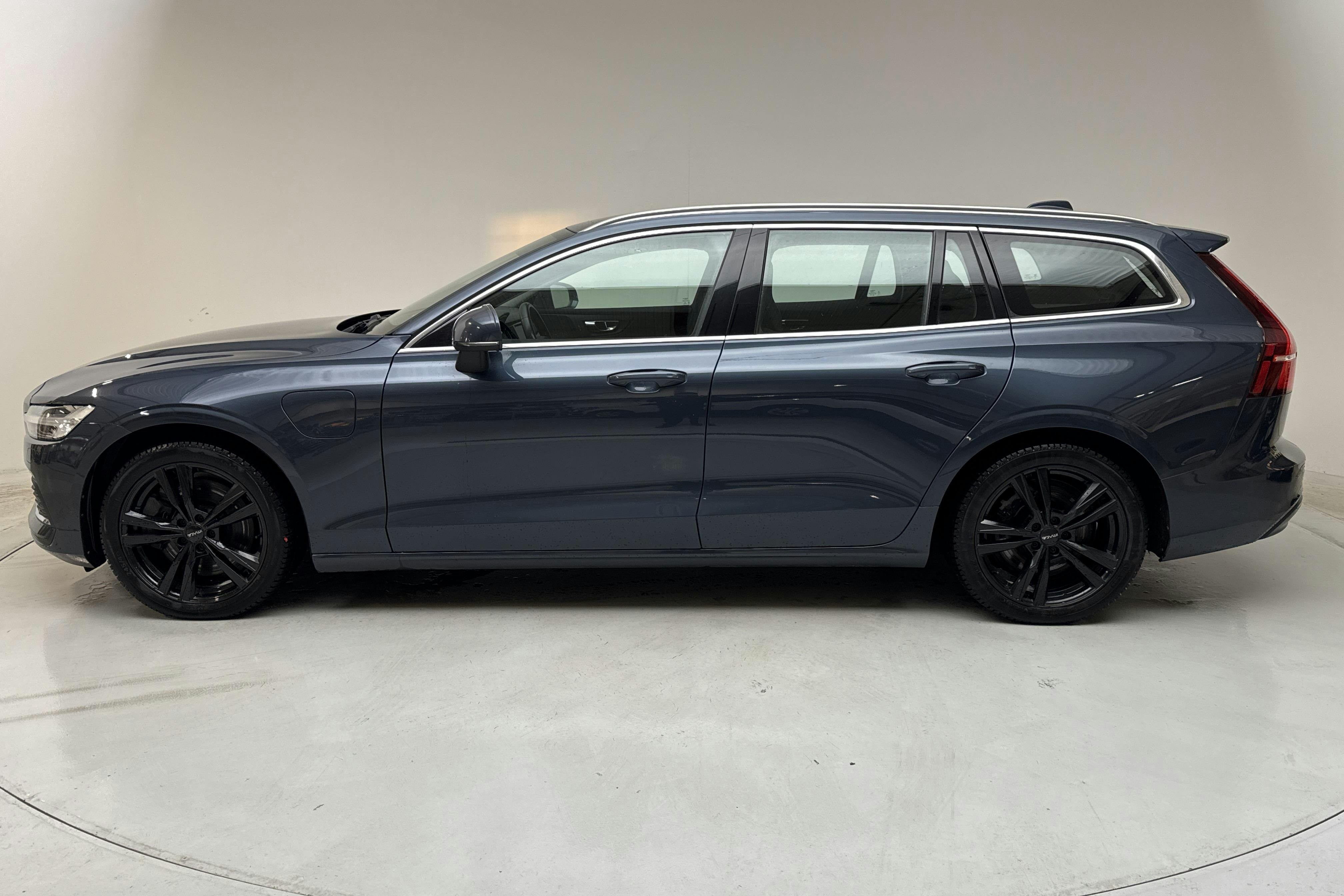 Presentationsfoto 2 av 16: Volvo V60 T6 AWD Recharge (350hk) - 16 703 mil - Automat - Dark Blue - 2023