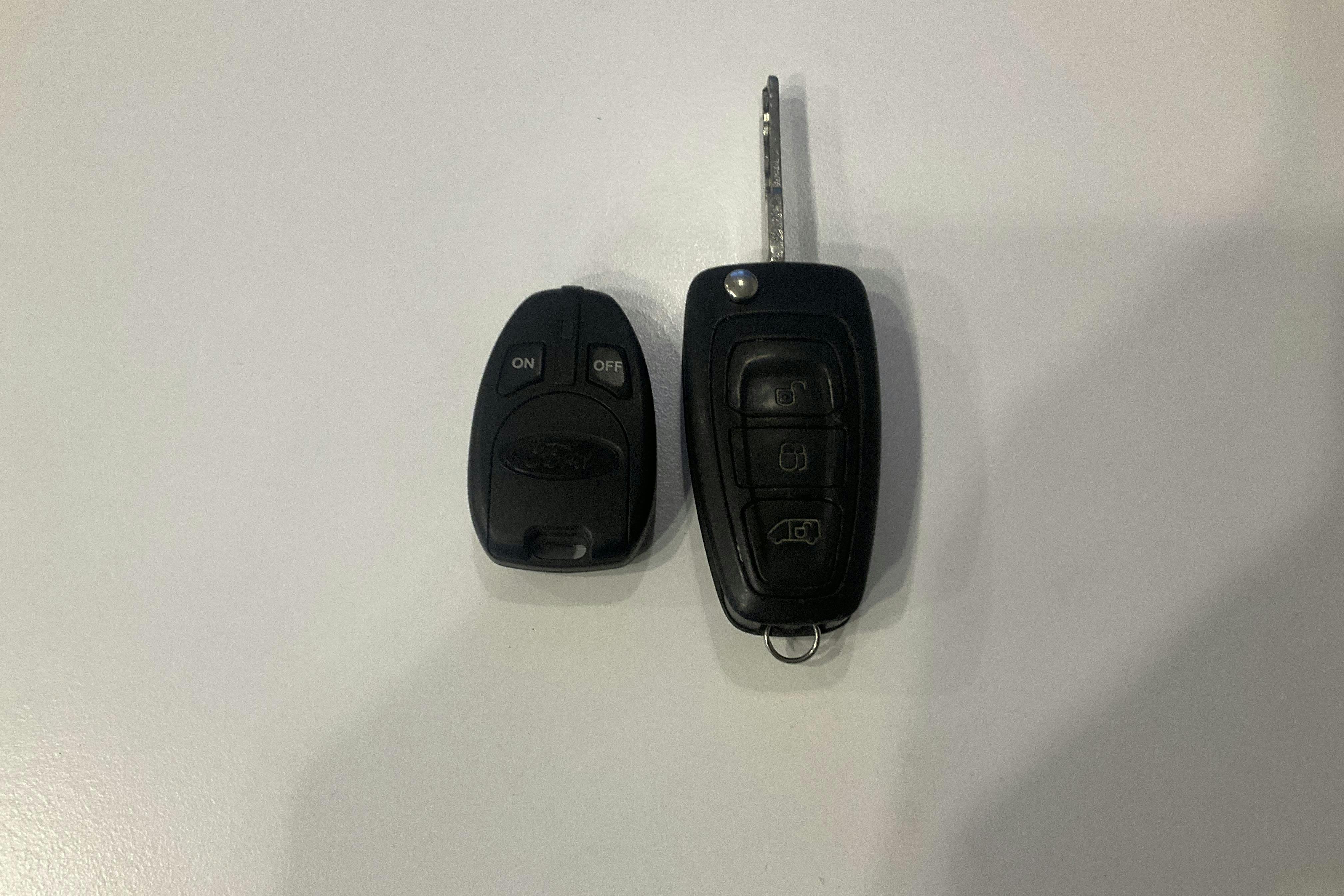 Zdjęcie prezentacyjne 21 z 21: Ford Transit Custom 300 MHEV (130hk) - 124 590 km - Manualna - biały - 2021