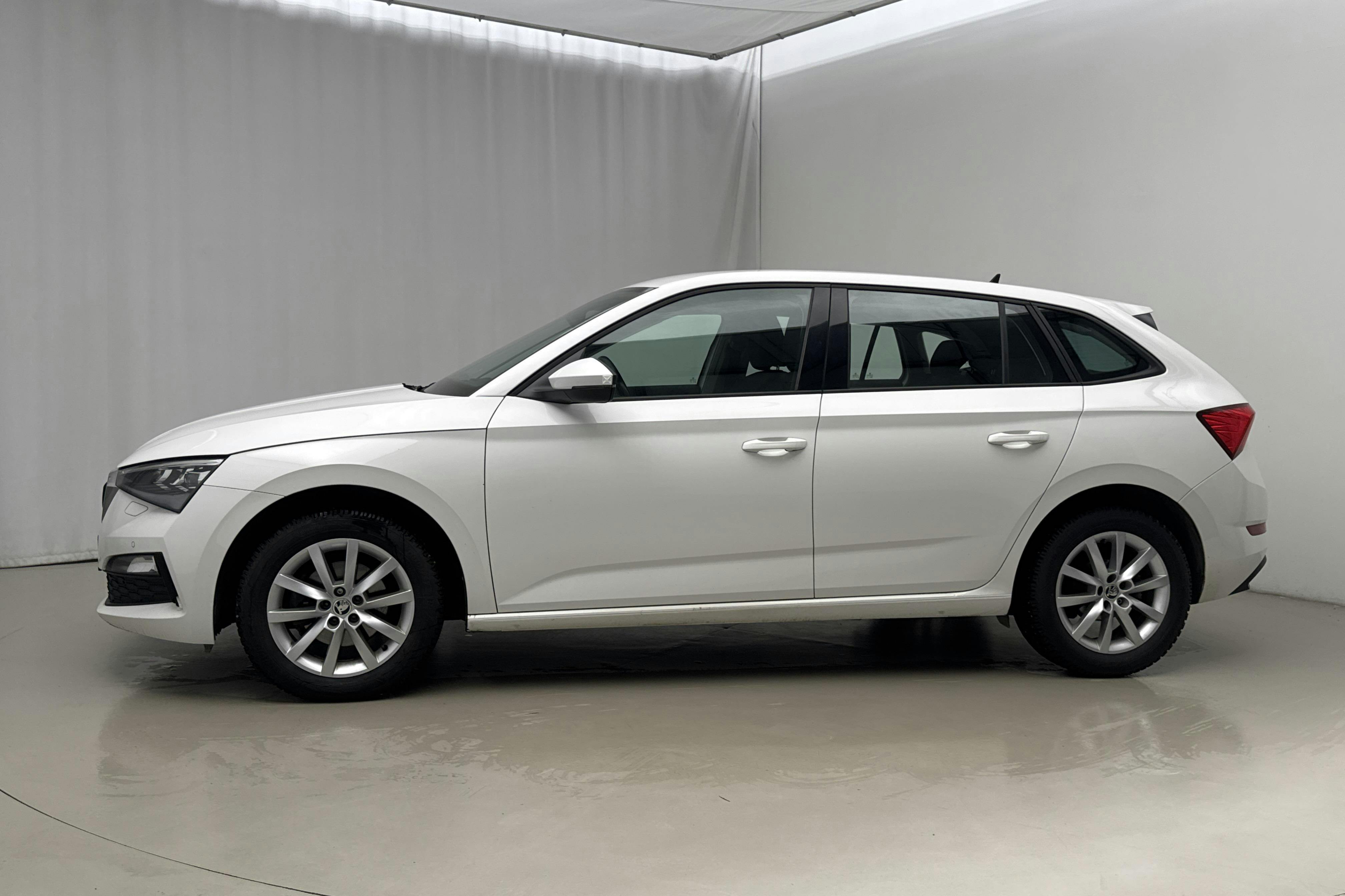 Presentation photo 2 of 18: Skoda Scala 1.0 TSI 5dr (110hk) - 141 270 km - Automatic - white - 2023