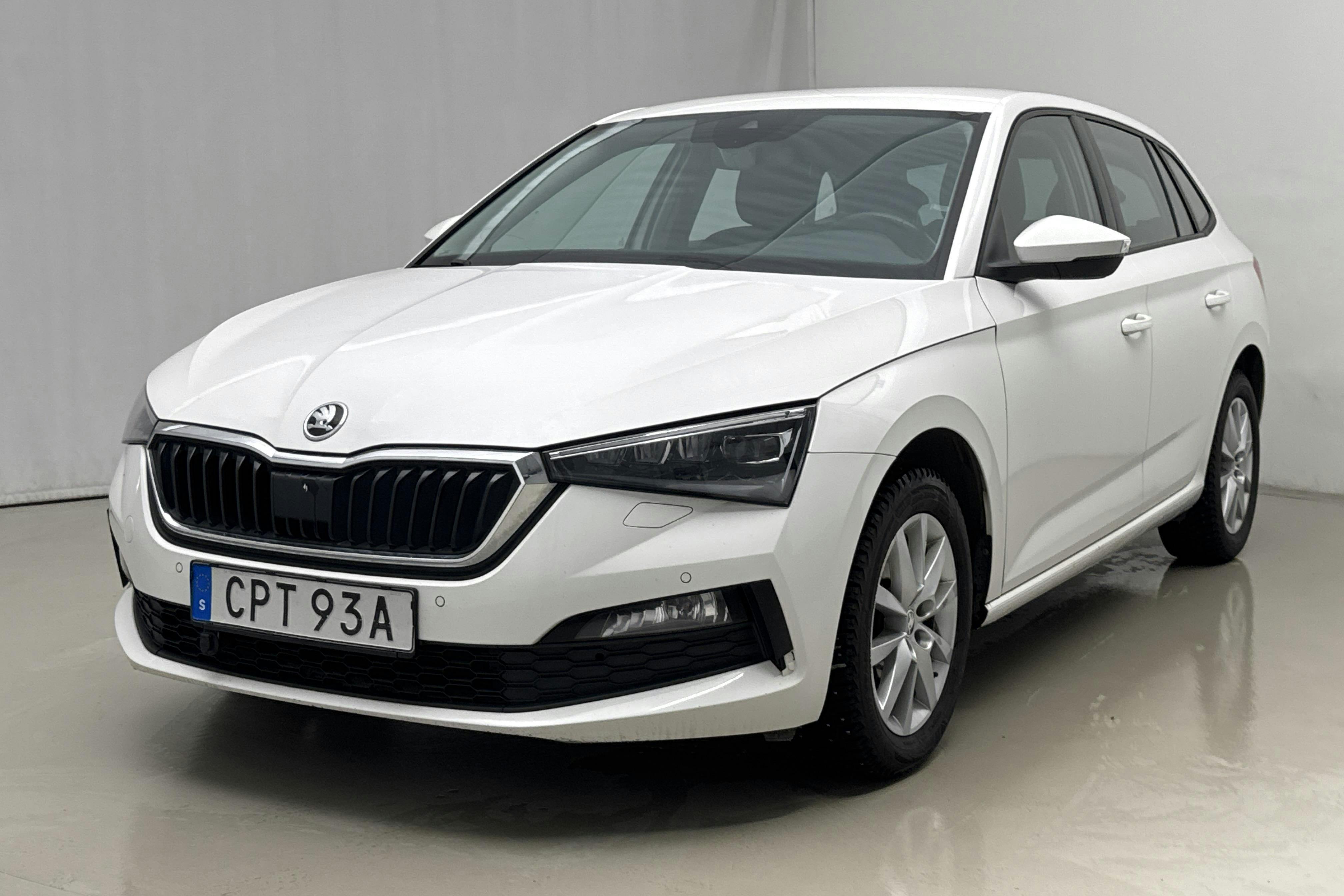 Presentation photo 1 of 18: Skoda Scala 1.0 TSI 5dr (110hk) - 141 270 km - Automatic - white - 2023