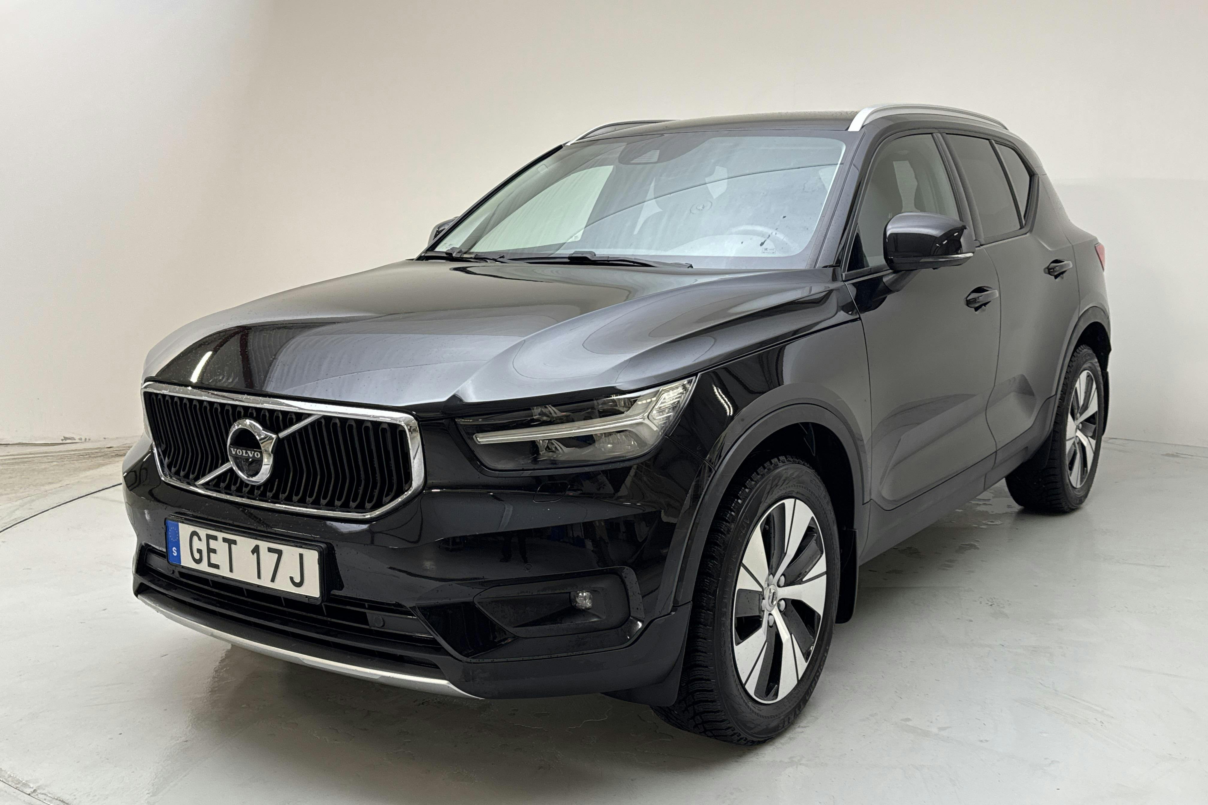 Presentationsfoto 1 av 18: Volvo XC40 B4 2WD (197hk) - 4 251 mil - Automat - svart - 2021
