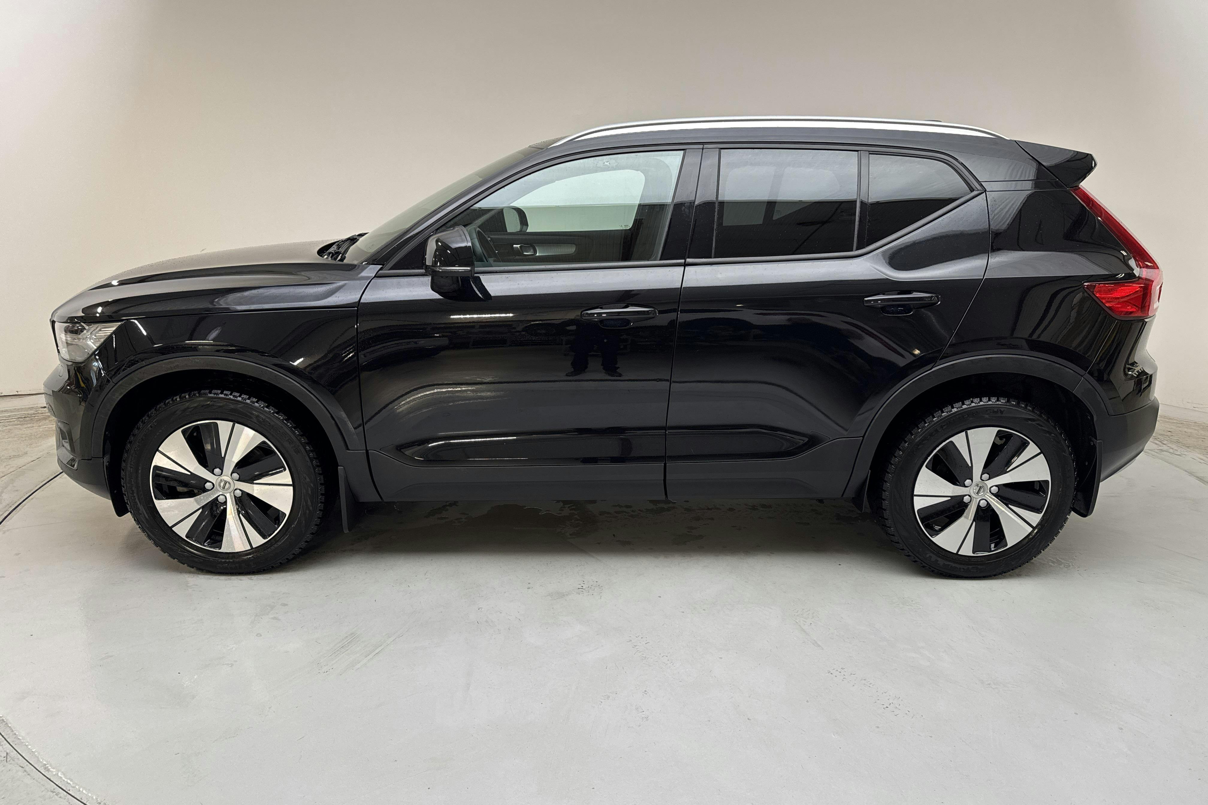 Presentationsfoto 2 av 18: Volvo XC40 B4 2WD (197hk) - 4 251 mil - Automat - svart - 2021