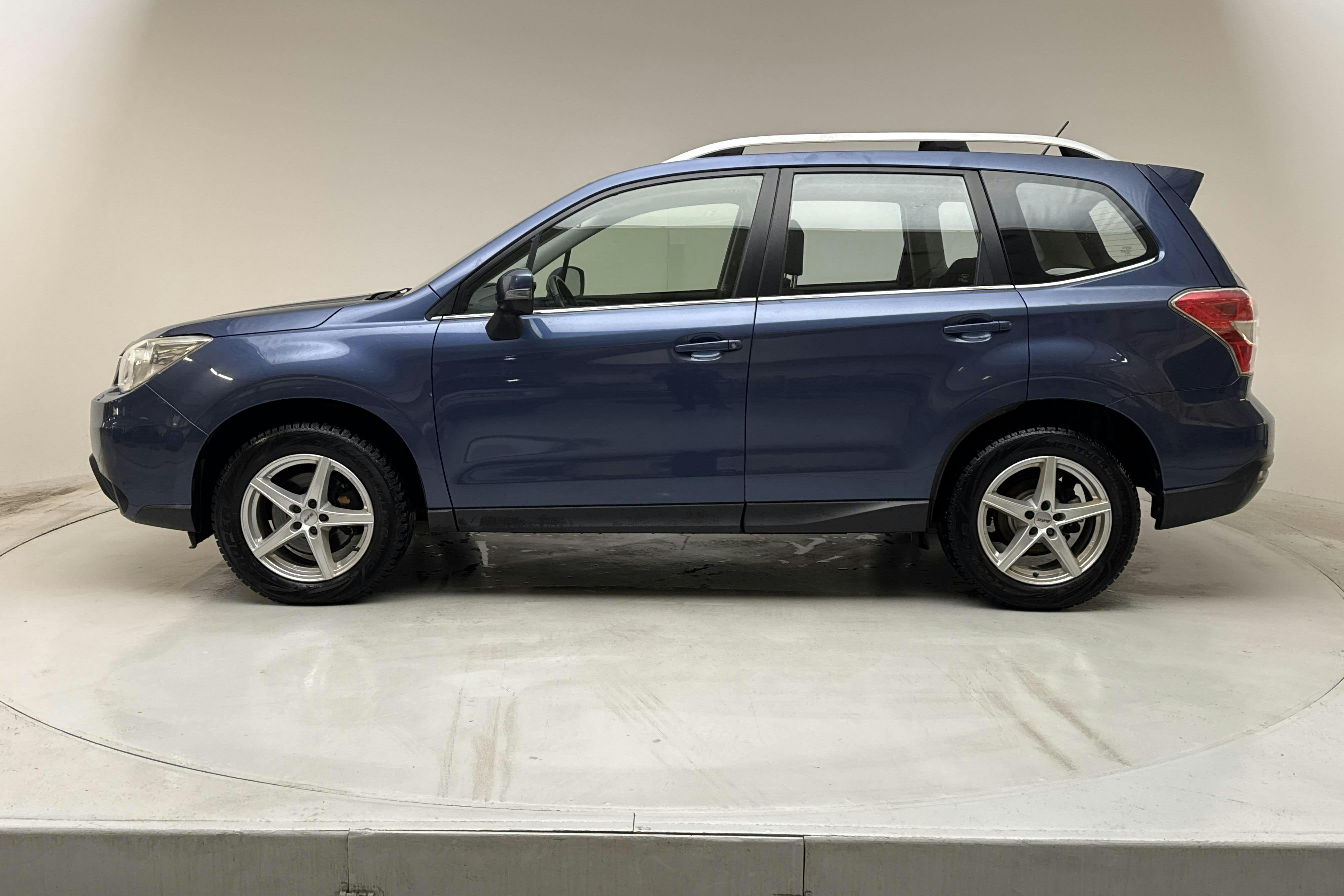 Presentationsfoto 2 av 16: Subaru Forester 2.0D (147hk) - 18 371 mil - Manuell - Dark Blue - 2013