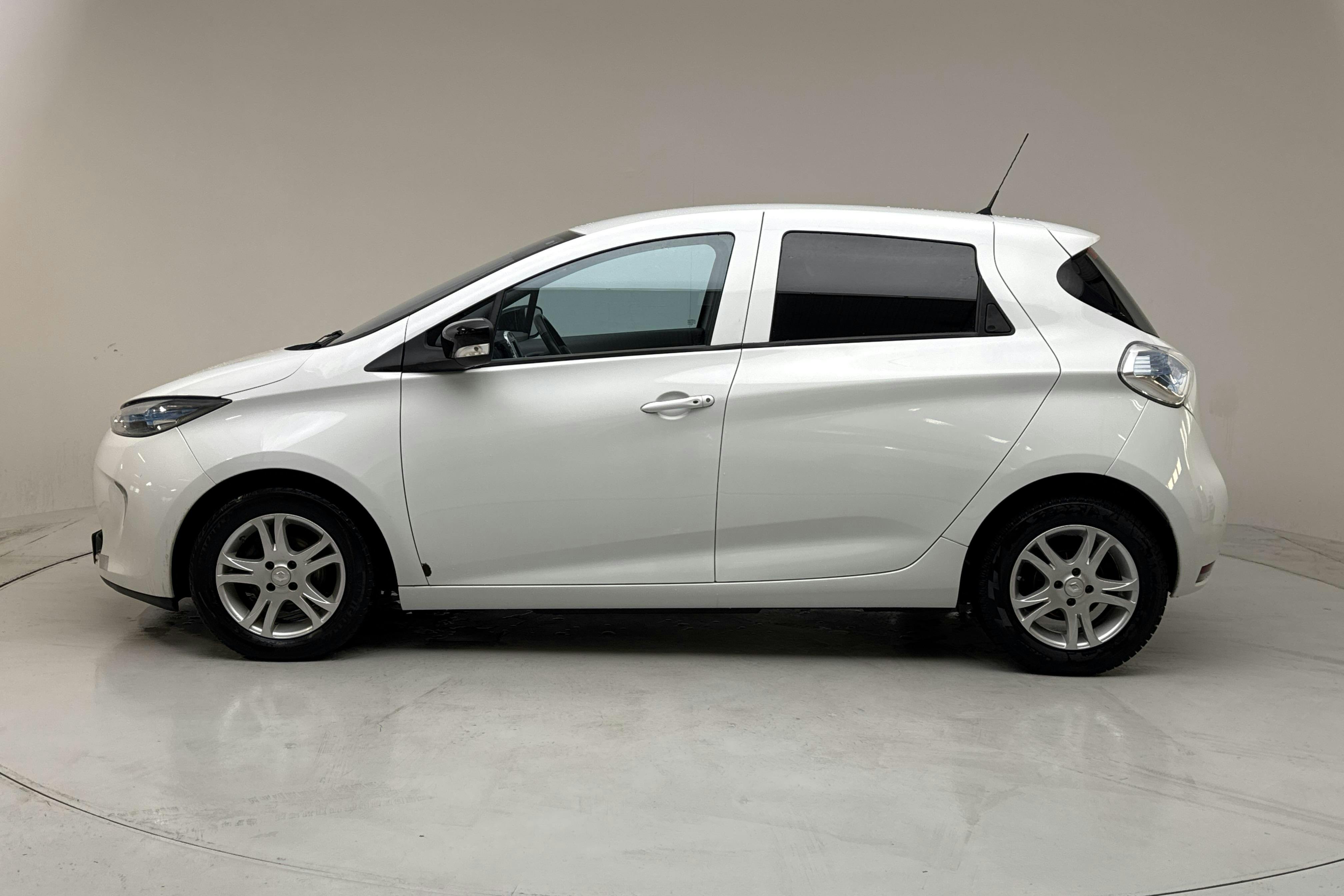 Præsentationsfoto 2 af 16: Renault Zoe 22kWh R88 (88hk) - 24 450 kilometer - Salgsautomat - Hvid - 2016