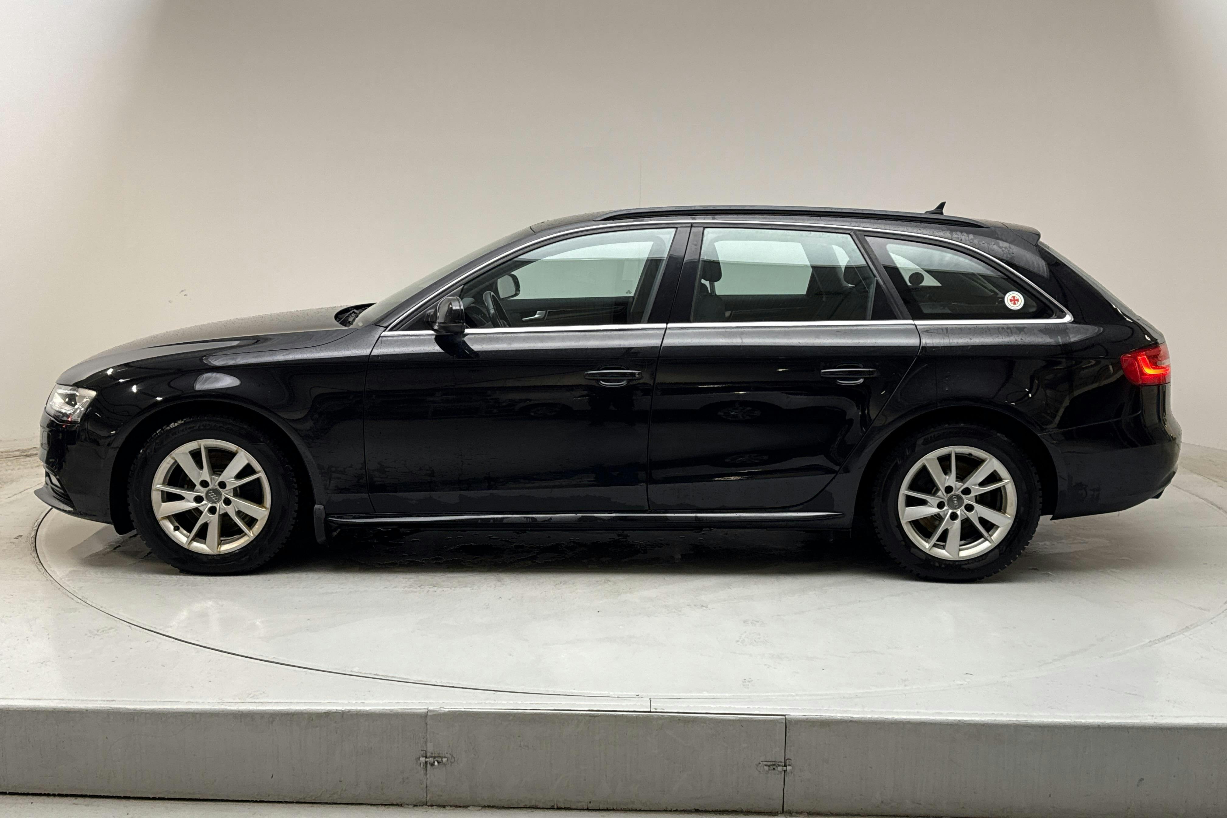 Presentation photo 2 of 12: Audi A4 2.0 TDI Ultra Avant (136hk) - 142 390 km - Manual - black - 2015