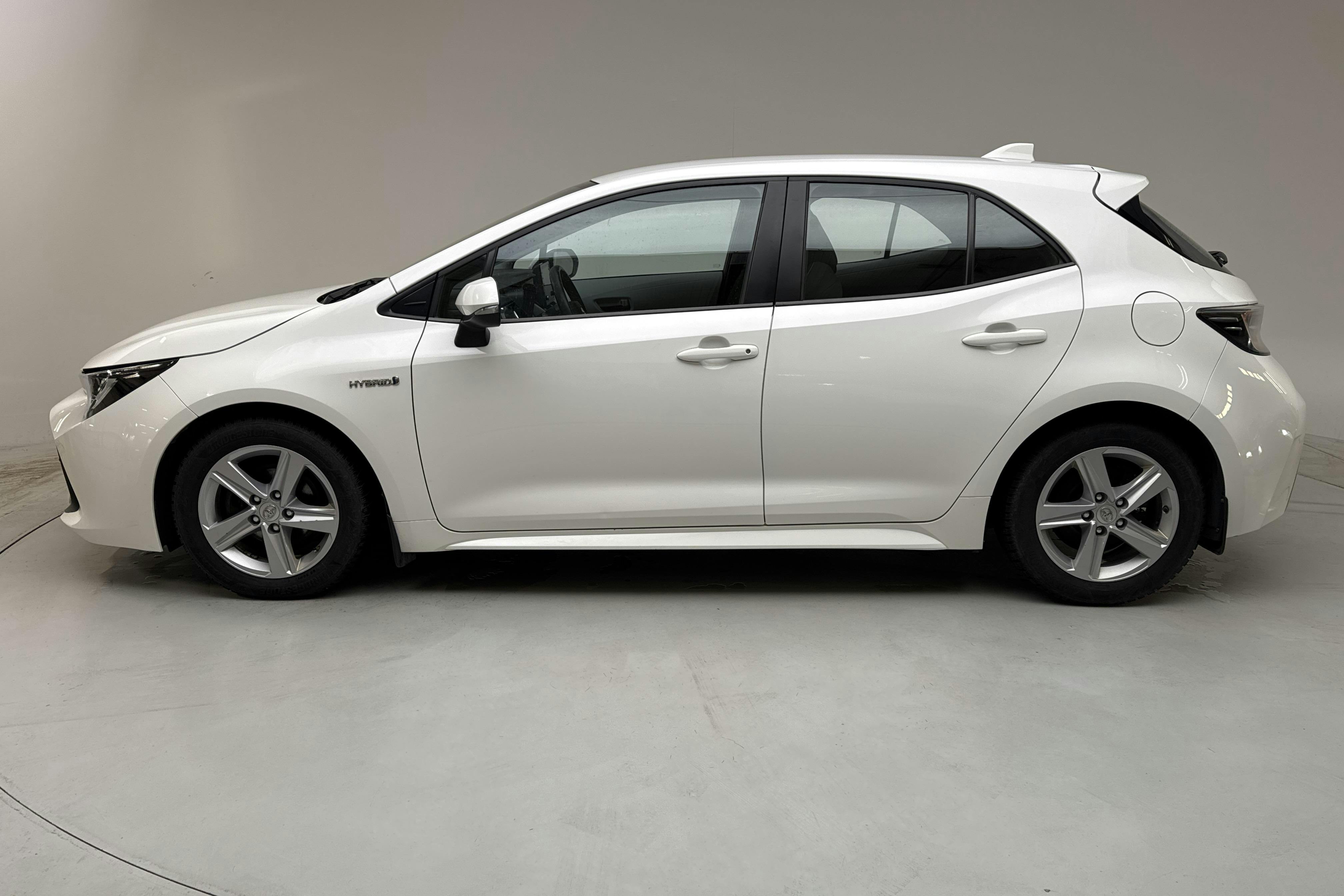Presentation photo 2 of 13: Toyota Corolla 1.8 Hybrid 5dr (122hk) - 145 410 km - Automatic - white - 2021