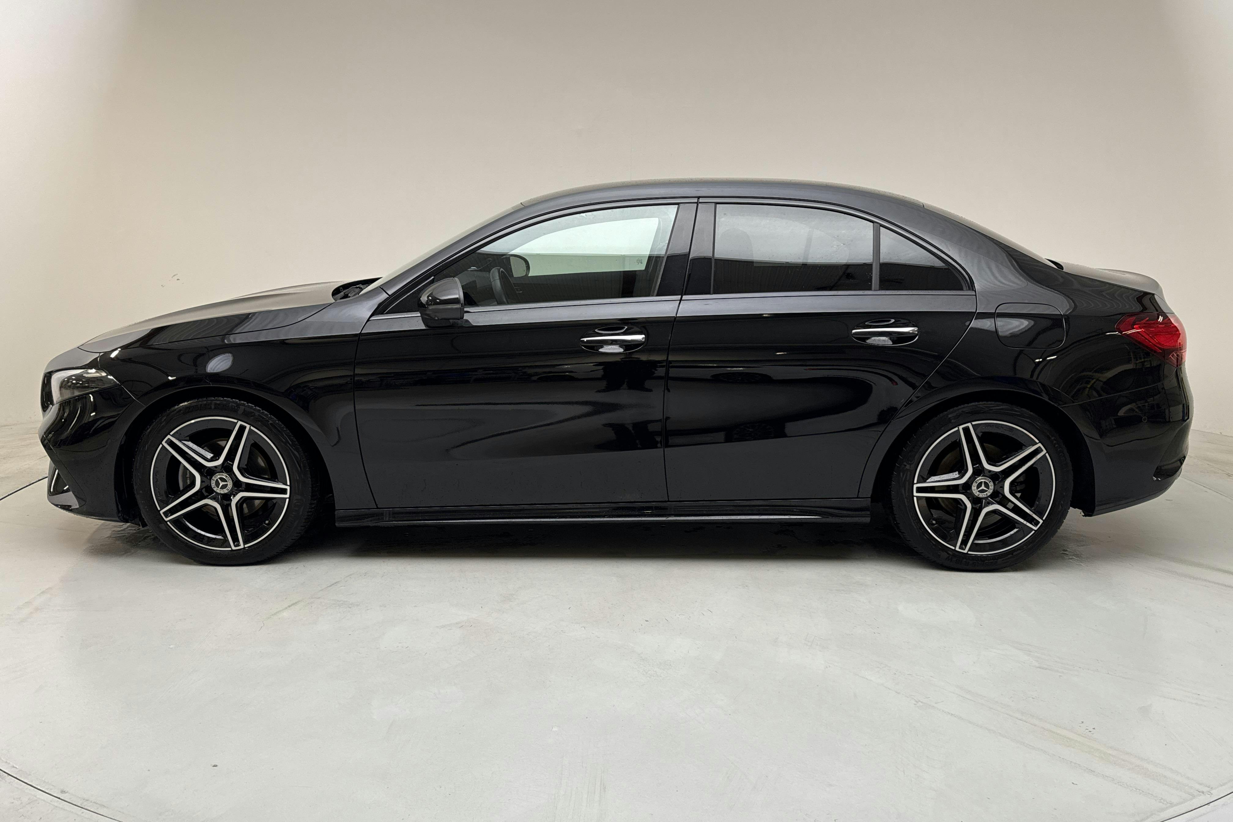 Presentation photo 2 of 14: Mercedes A 200 Sedan V177 (163hk) - 18 480 km - Automatic - black - 2024