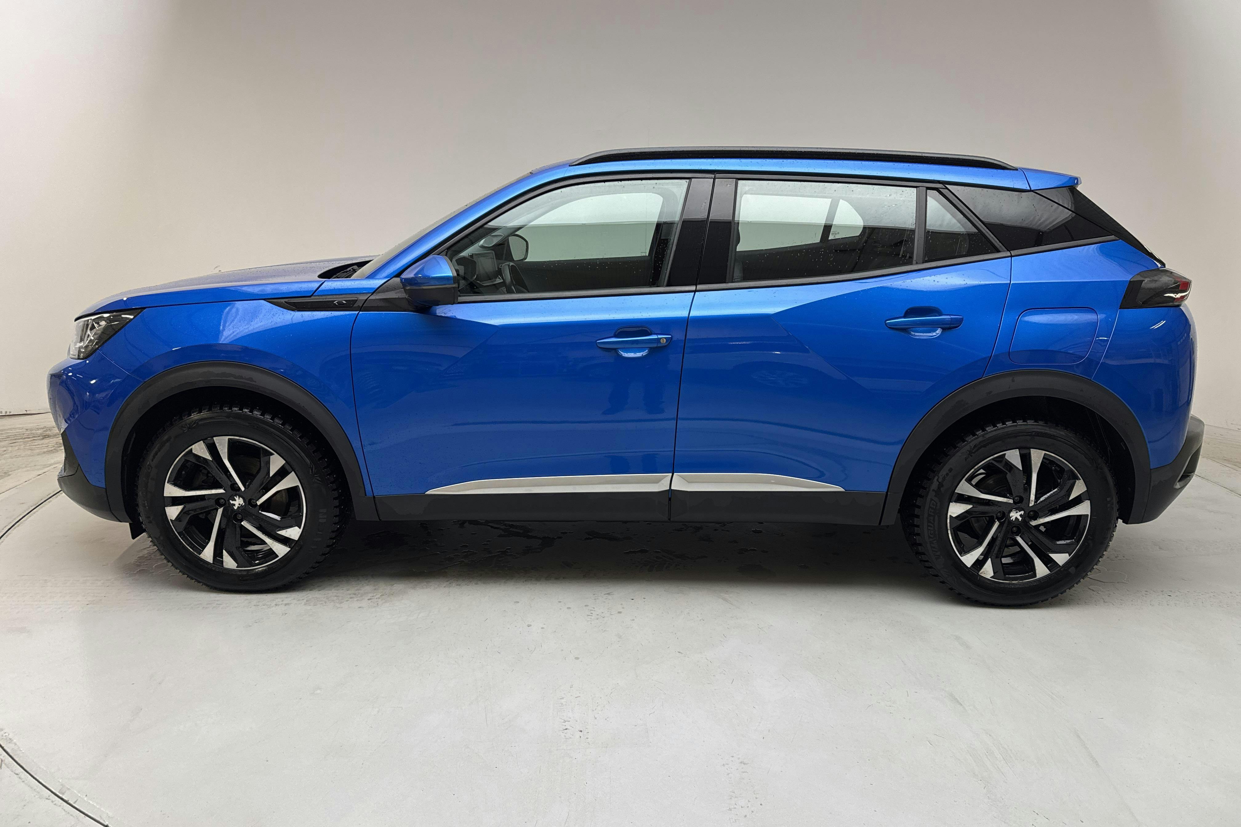 Presentation photo 2 of 16: Peugeot e-2008 50kWh (136hk) - 76 760 km - Automatic - blue - 2021