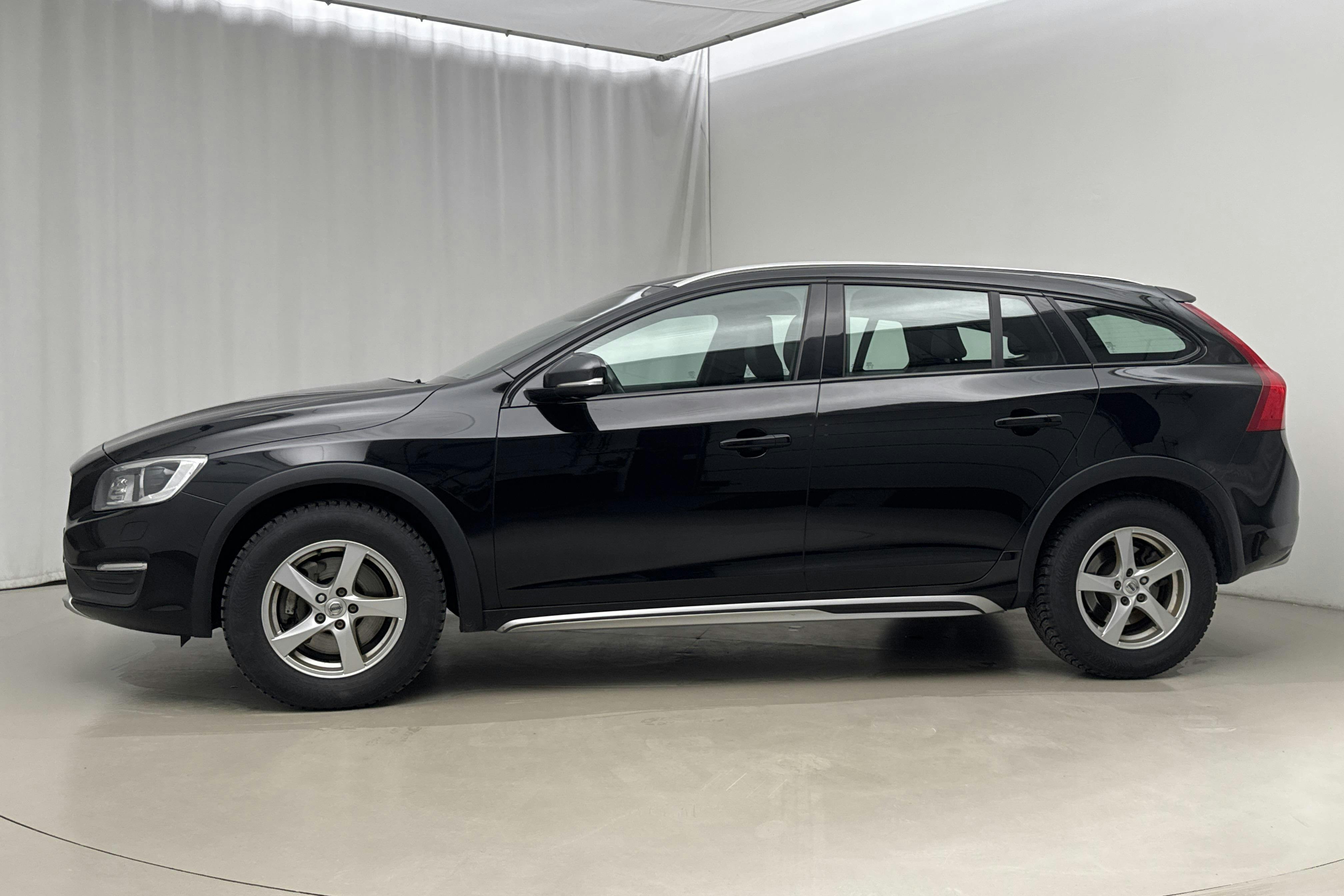Presentationsfoto 2 av 17: Volvo V60 D4 Cross Country AWD (190hk) - 18 928 mil - Automat - svart - 2016