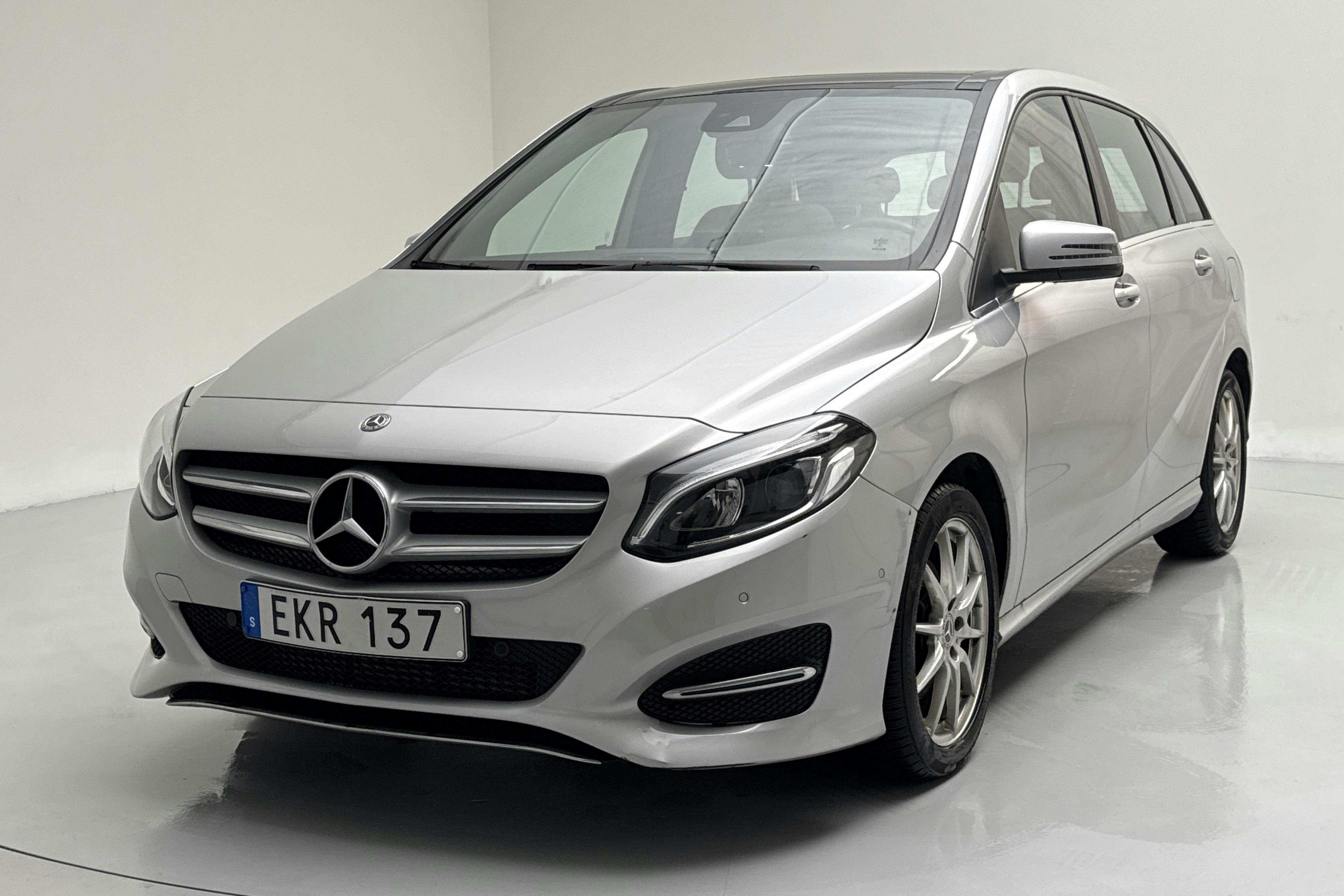 Presentationsfoto 1 av 13: Mercedes B 200 W246 (156hk) - 6 254 mil - Automat - silver - 2018