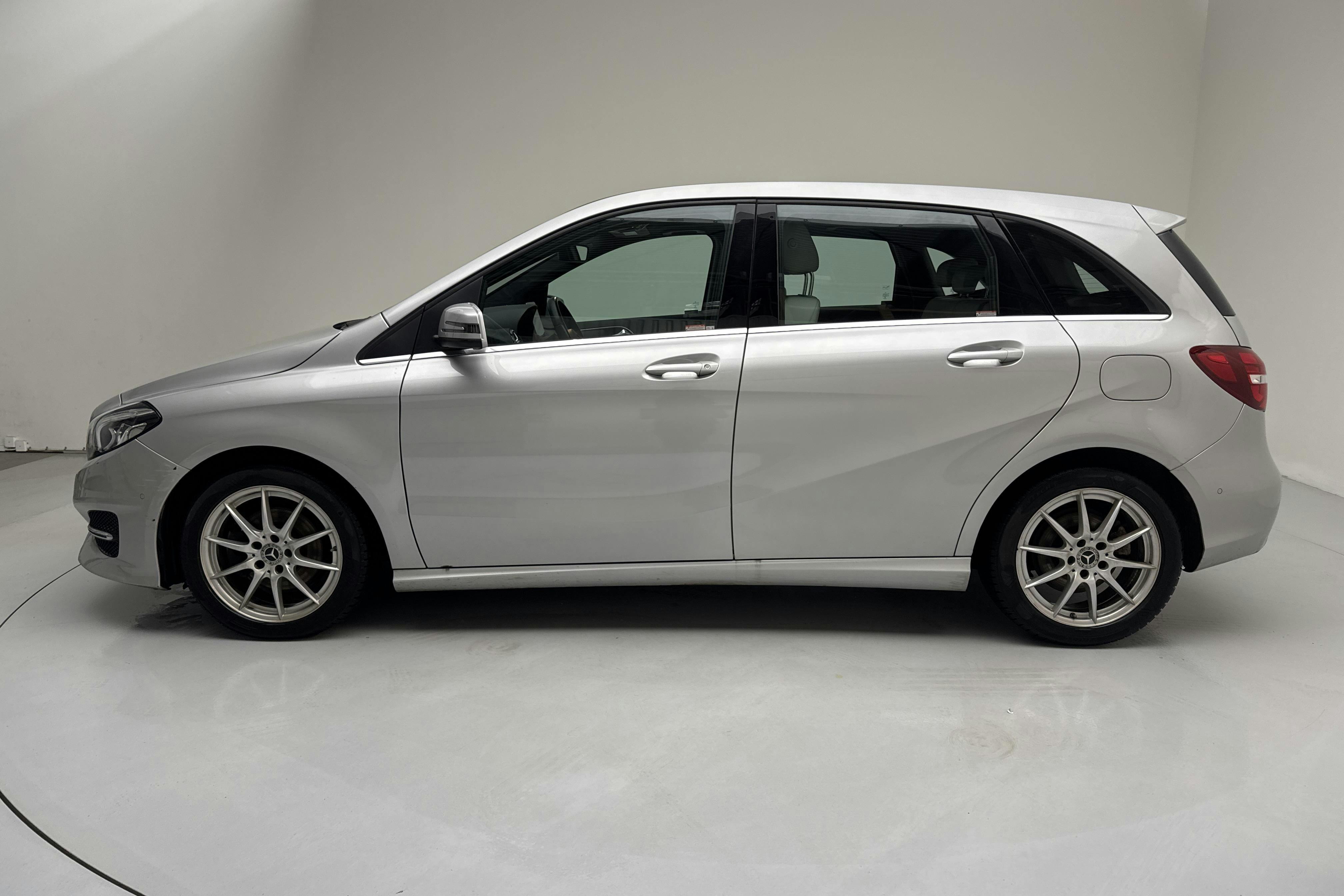 Presentationsfoto 2 av 13: Mercedes B 200 W246 (156hk) - 6 254 mil - Automat - silver - 2018