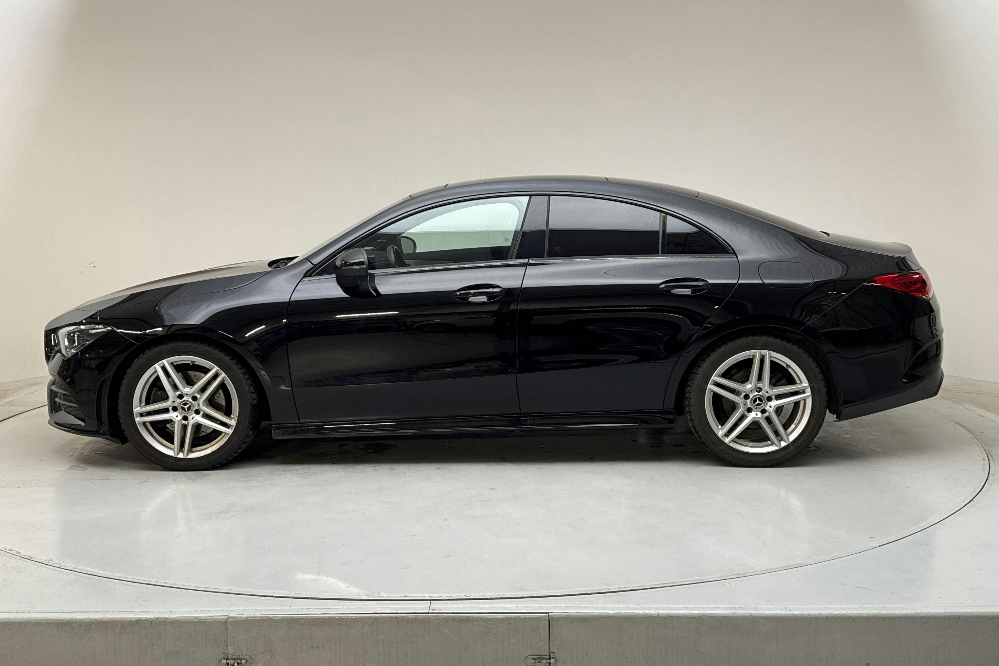 Presentationsfoto 2 av 15: Mercedes CLA 200 Coupé C118 (163hk) - 7 360 mil - Automat - svart - 2021