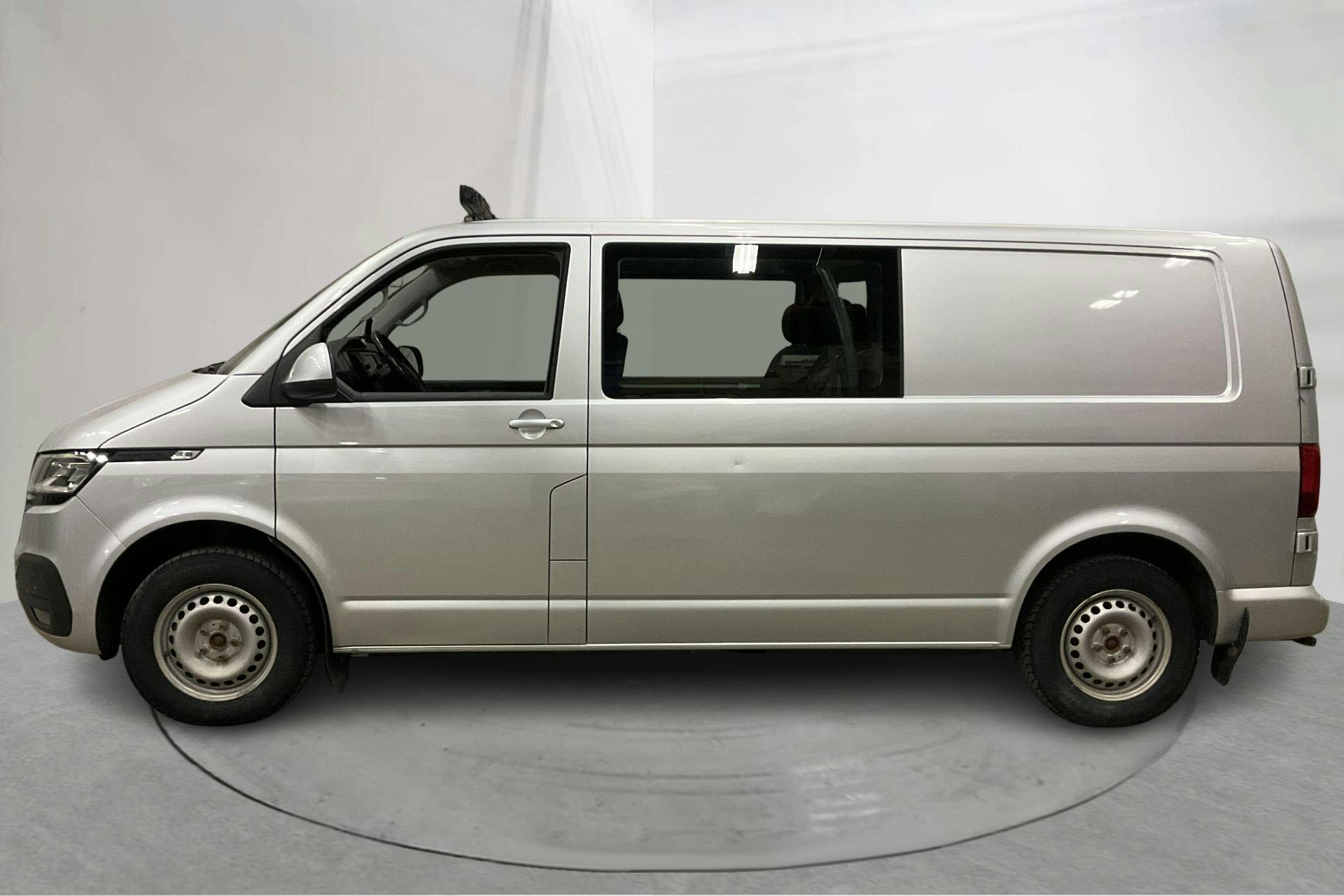 Presentationsfoto 2 av 17: VW Transporter Kombi T6.1 2.0 TDI BMT 4MOTION (150hk) - 15 768 mil - Automat - silver - 2021