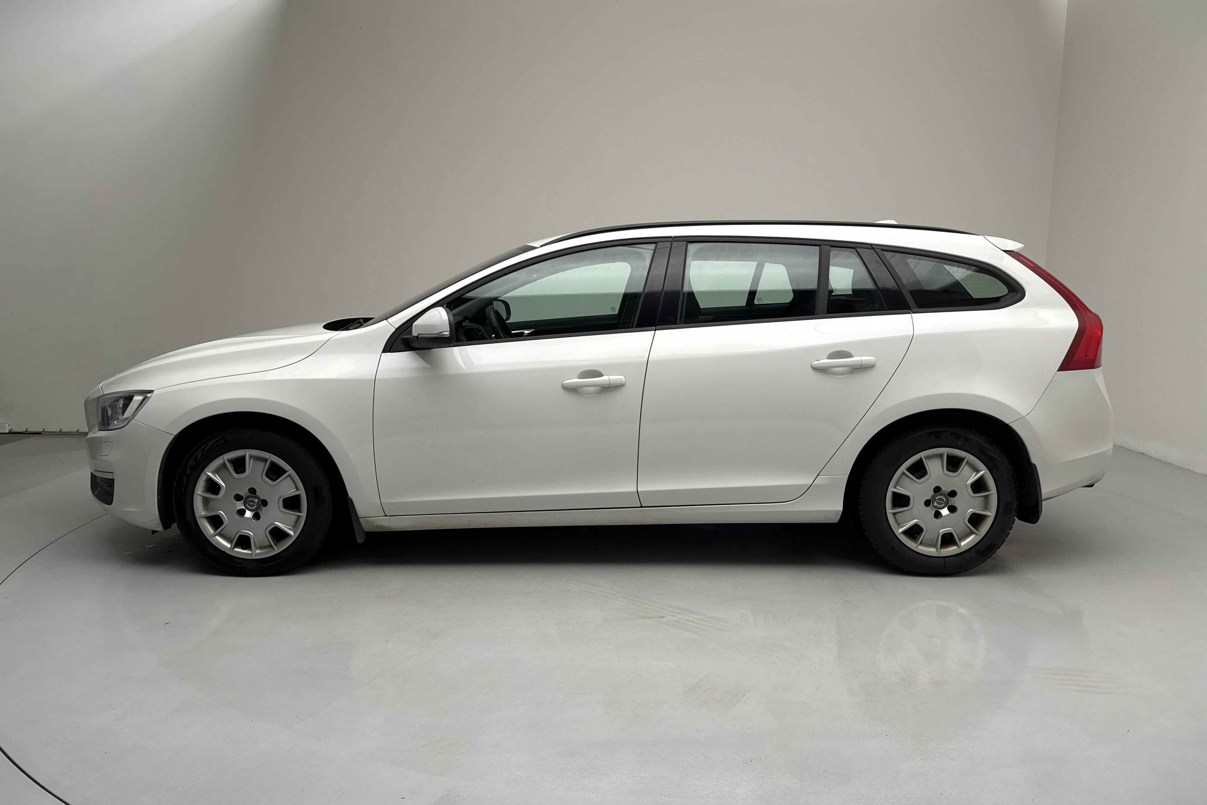 Presentation photo 2 of 13: Volvo V60 D2 (120hk) - 134 320 km - Automatic - white - 2017