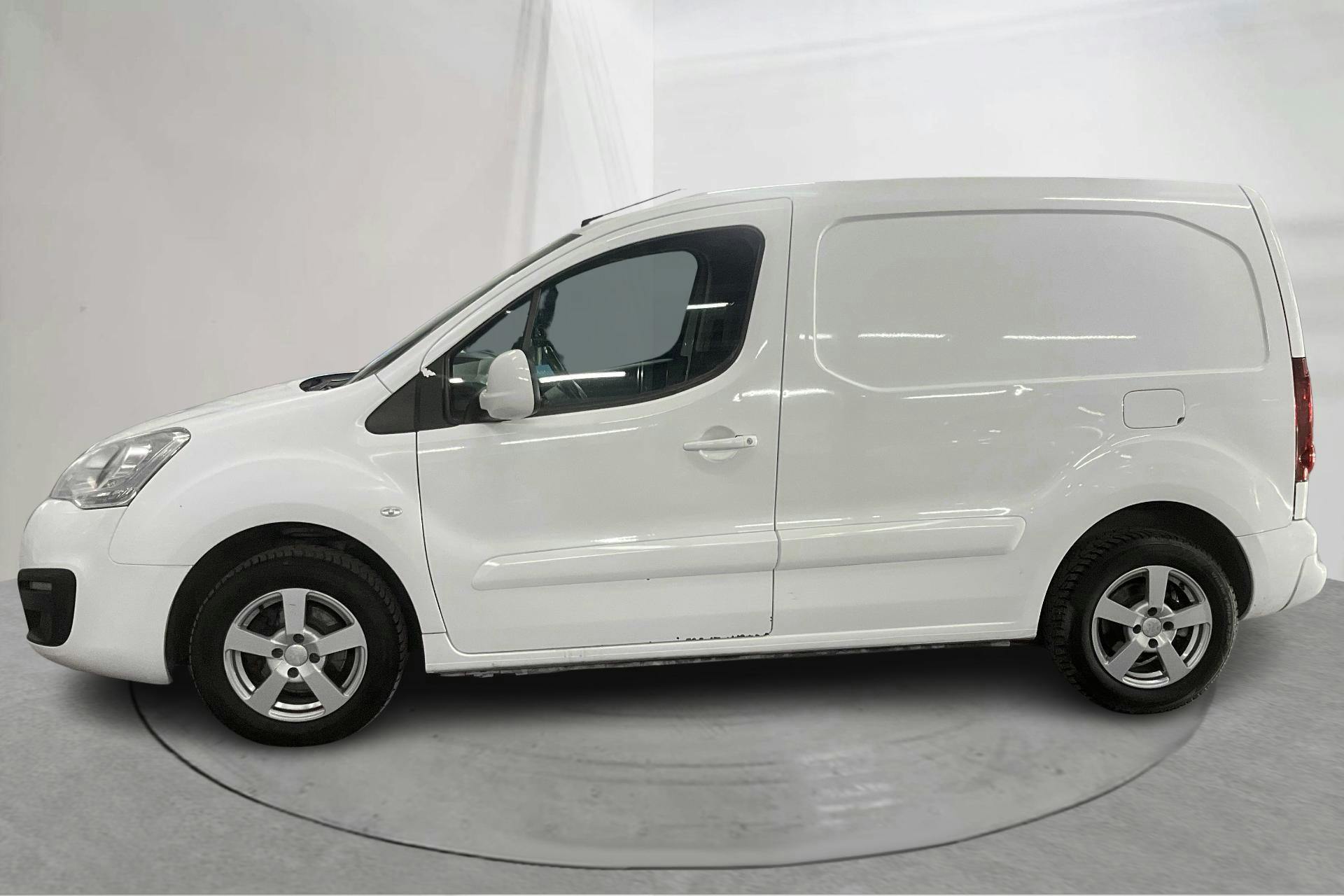 Presentationsfoto 2 av 12: Peugeot Partner 1.6 BlueHDI Skåp (100hk) - 12 665 mil - Manuell - vit - 2016