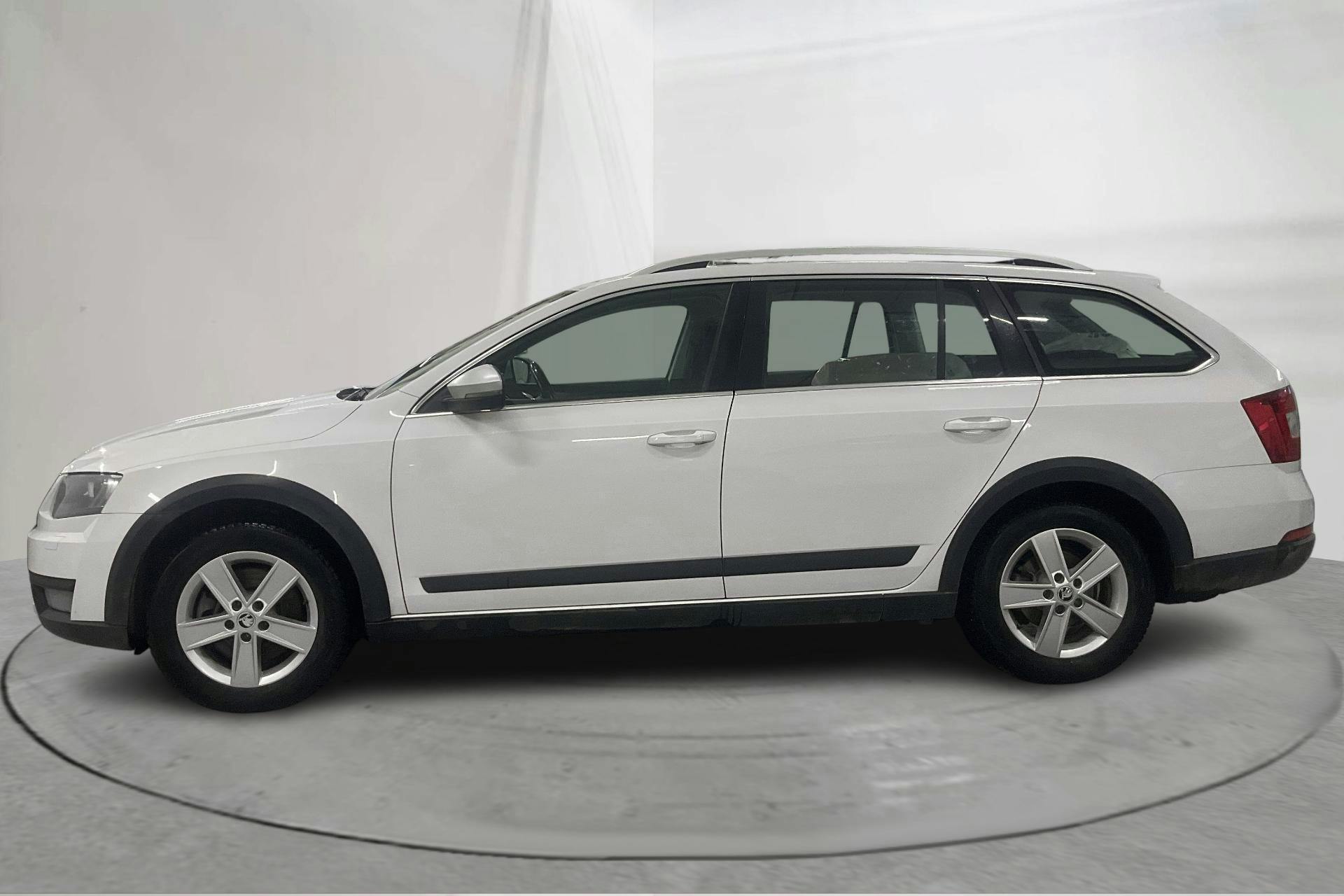 Zdjęcie prezentacyjne 2 z 17: Skoda Octavia Scout II 2.0 TDI 4X4 (184hk) - 261 300 km - Automatyczna - biały - 2017