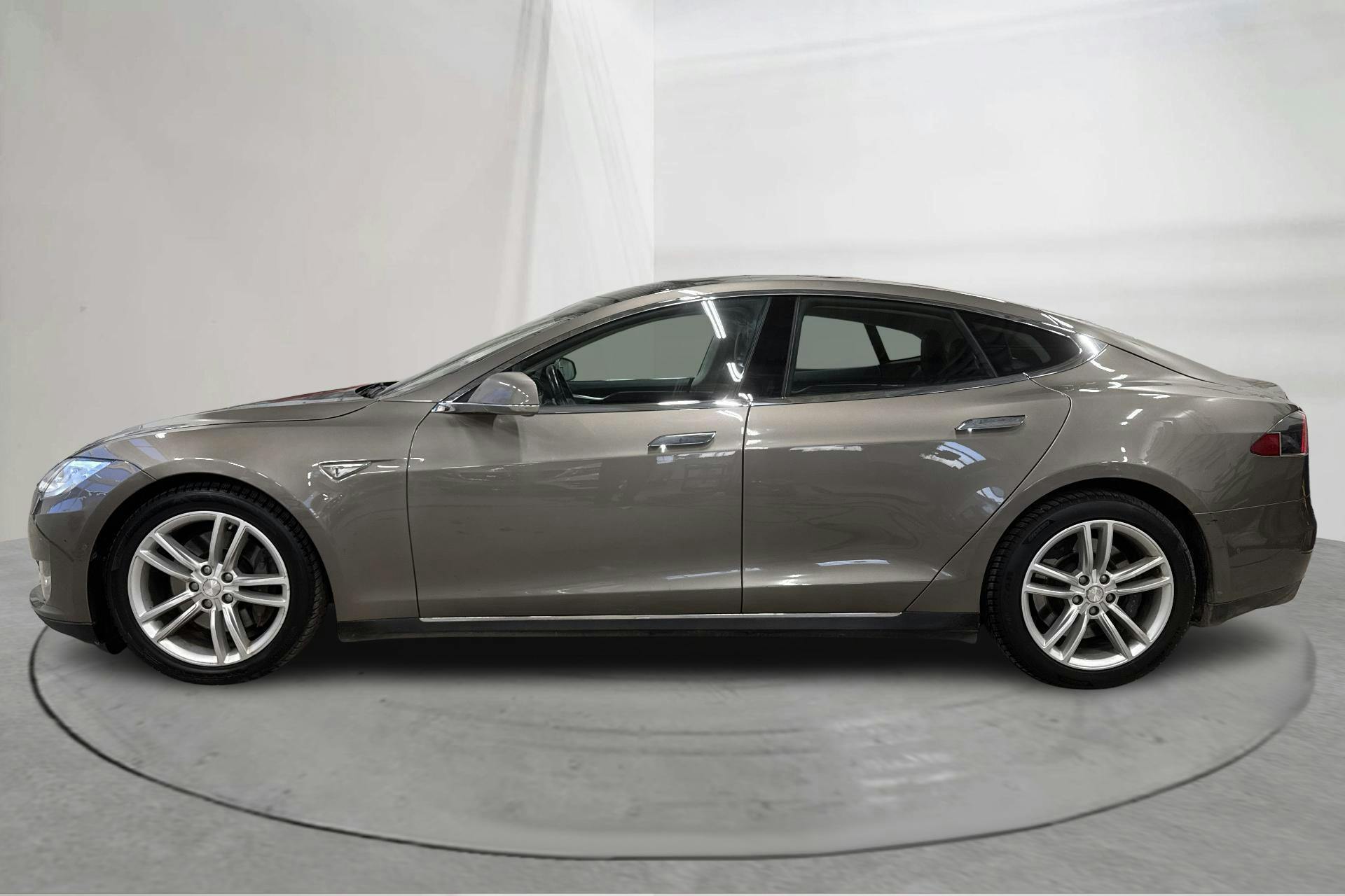 Presentationsfoto 2 av 19: Tesla Model S 70D - 20 759 mil - Automat - grå - 2015