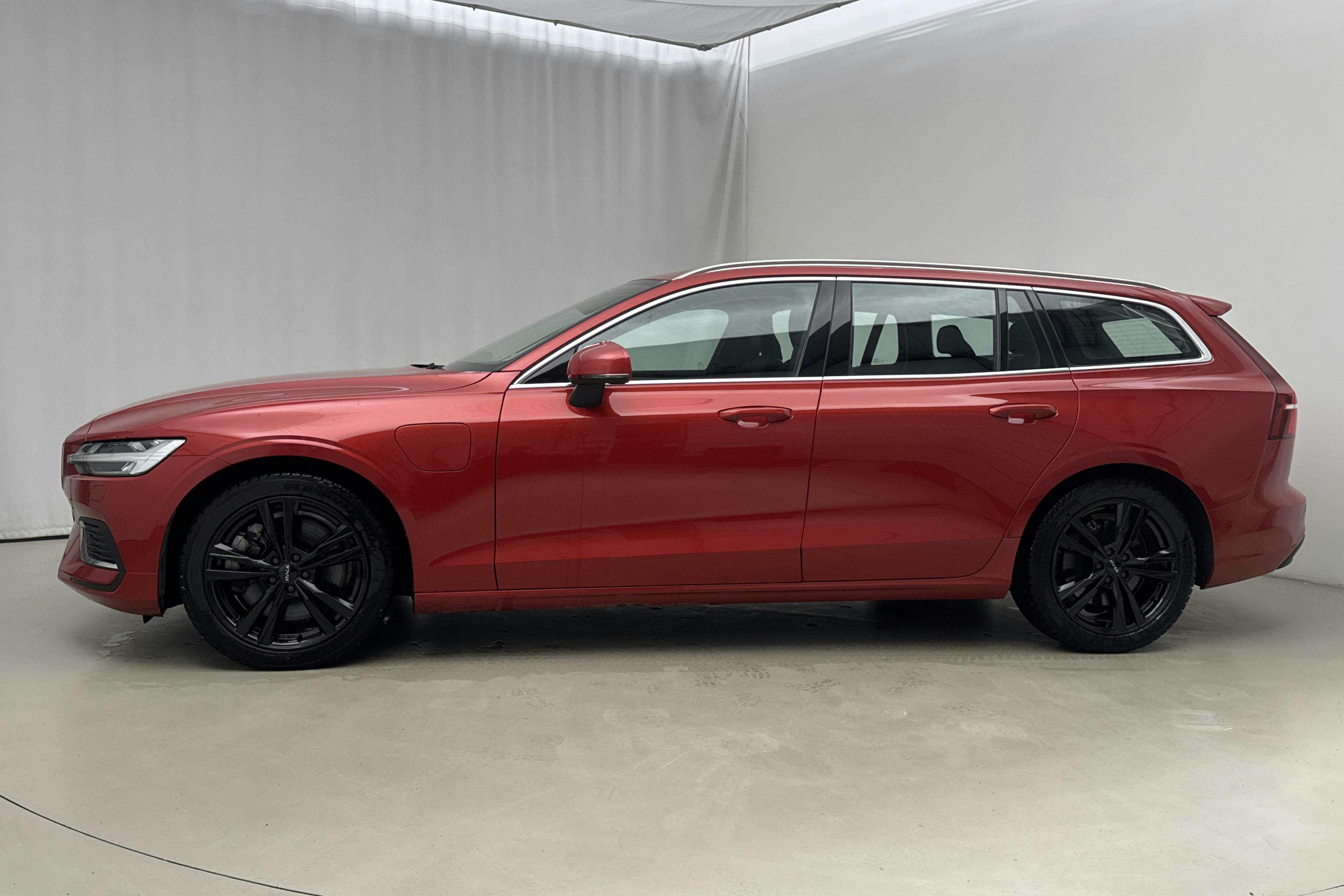 Präsentationsfoto 2 von 25: Volvo V60 T6 AWD Recharge (350hk) - 43 750 Kilometer - Verkaufsautomat - Rote Farbe - 2023