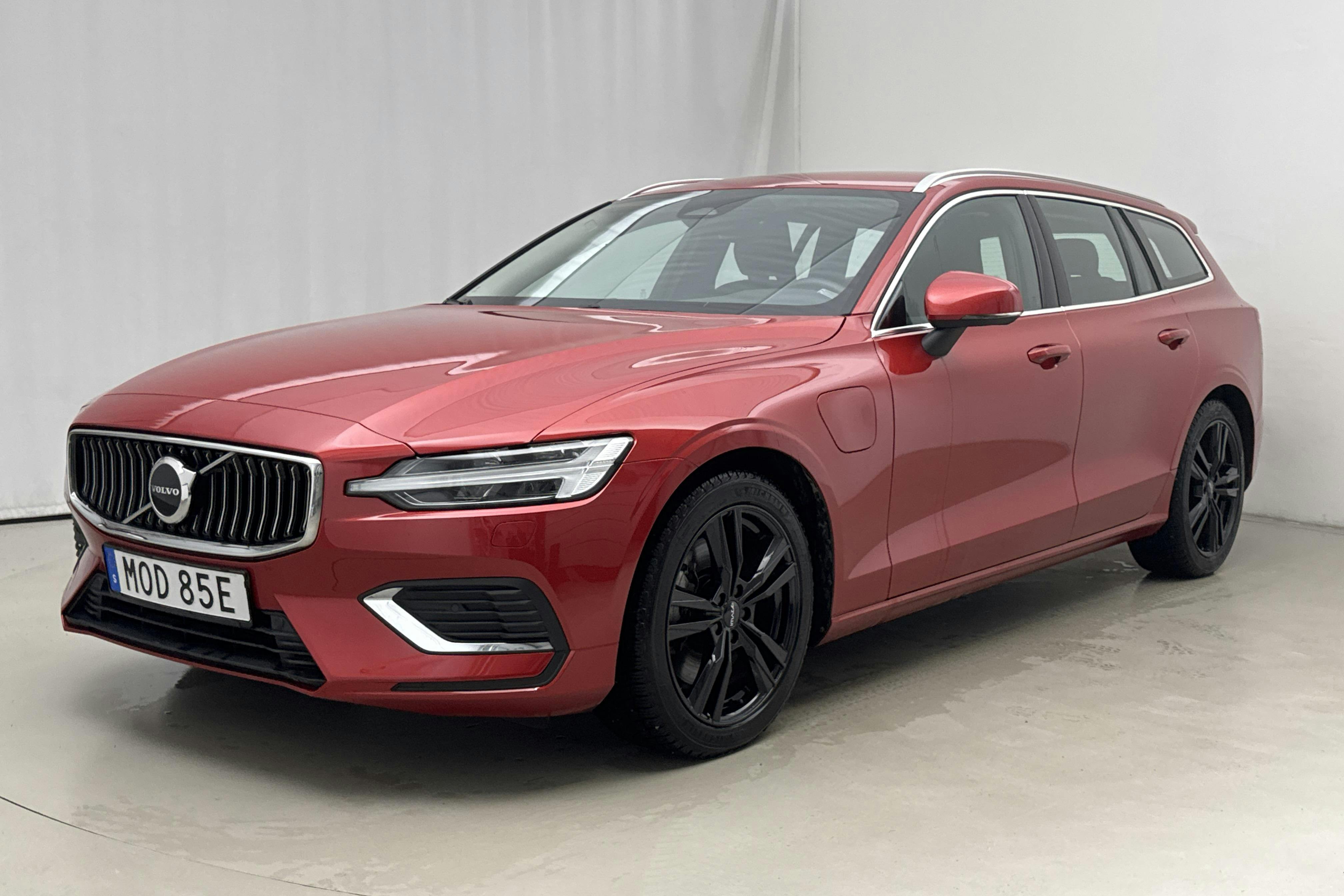 Präsentationsfoto 1 von 25: Volvo V60 T6 AWD Recharge (350hk) - 43 750 Kilometer - Verkaufsautomat - Rote Farbe - 2023