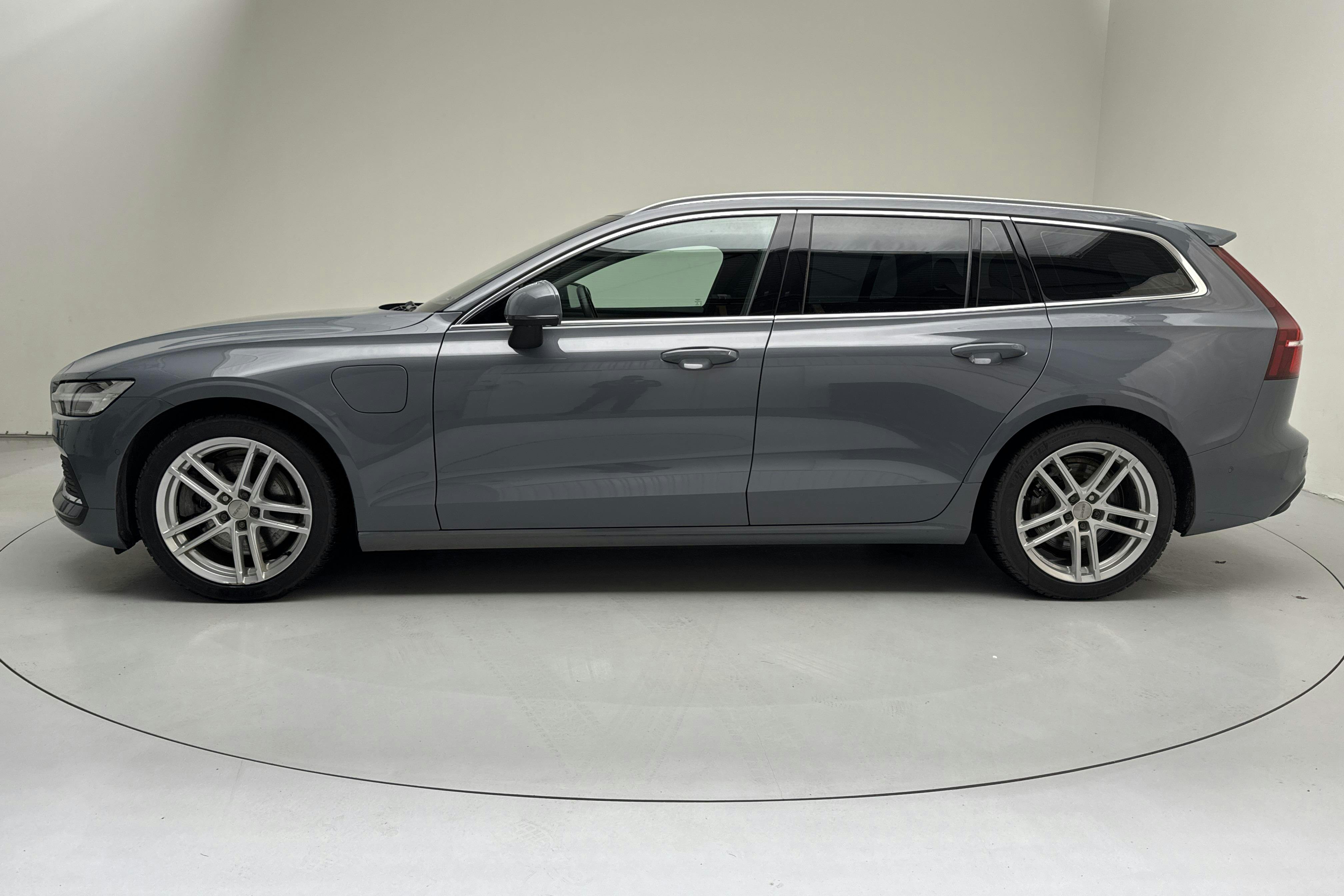 Presentationsfoto 2 av 20: Volvo V60 T6 AWD Recharge (350hk) - 6 398 mil - Automat - grå - 2023