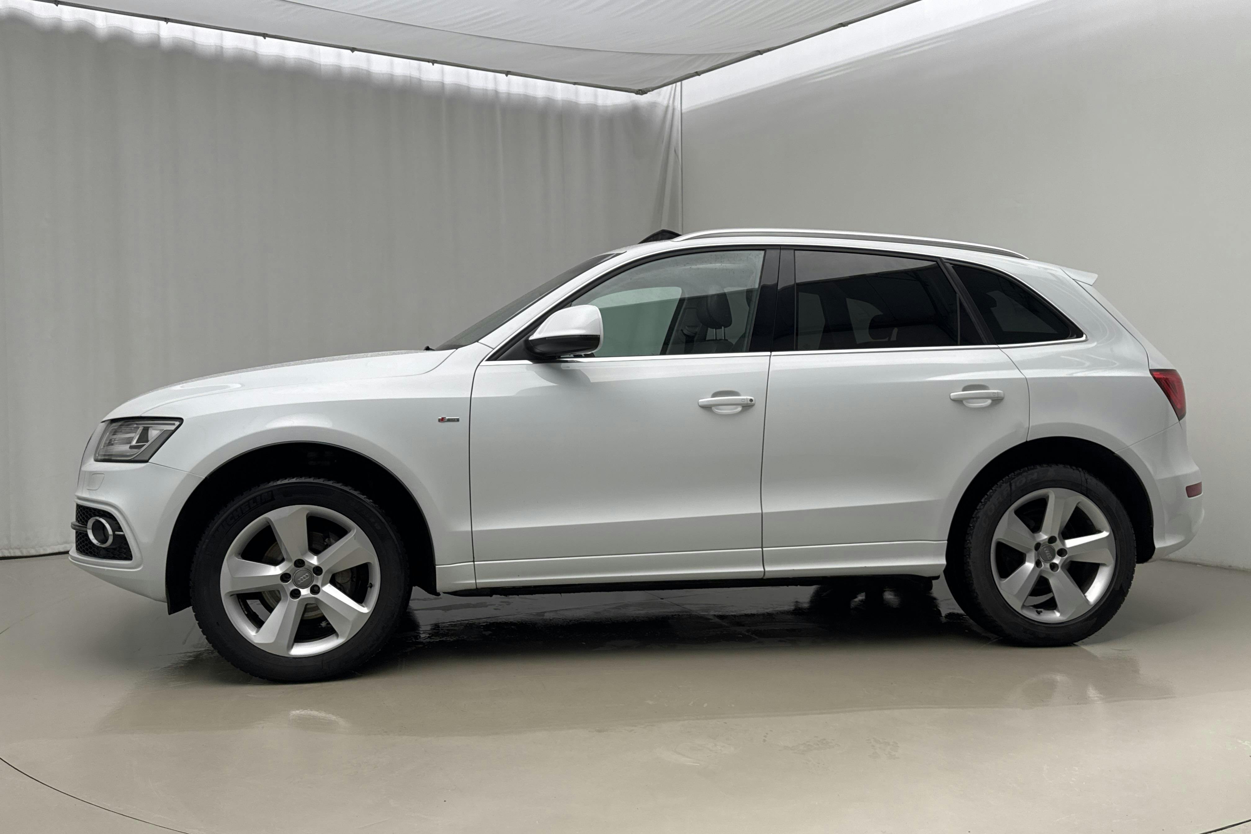 Presentationsfoto 2 av 21: Audi Q5 2.0 TDI quattro (177hk) - 17 277 mil - Automat - vit - 2014