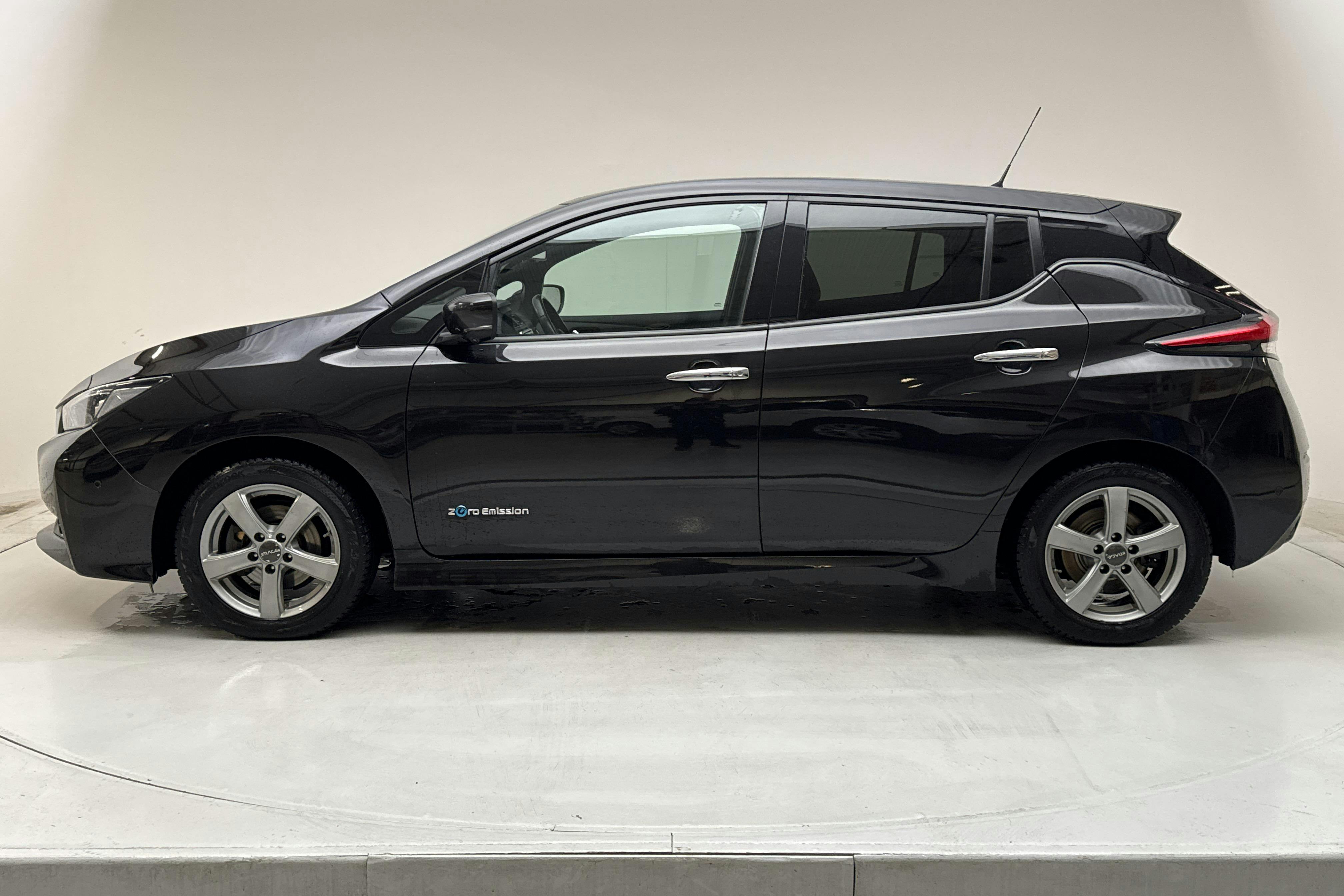 Presentation photo 2 of 17: Nissan LEAF 5dr 39kWh (150hk) - 153 270 km - Automatic - black - 2019
