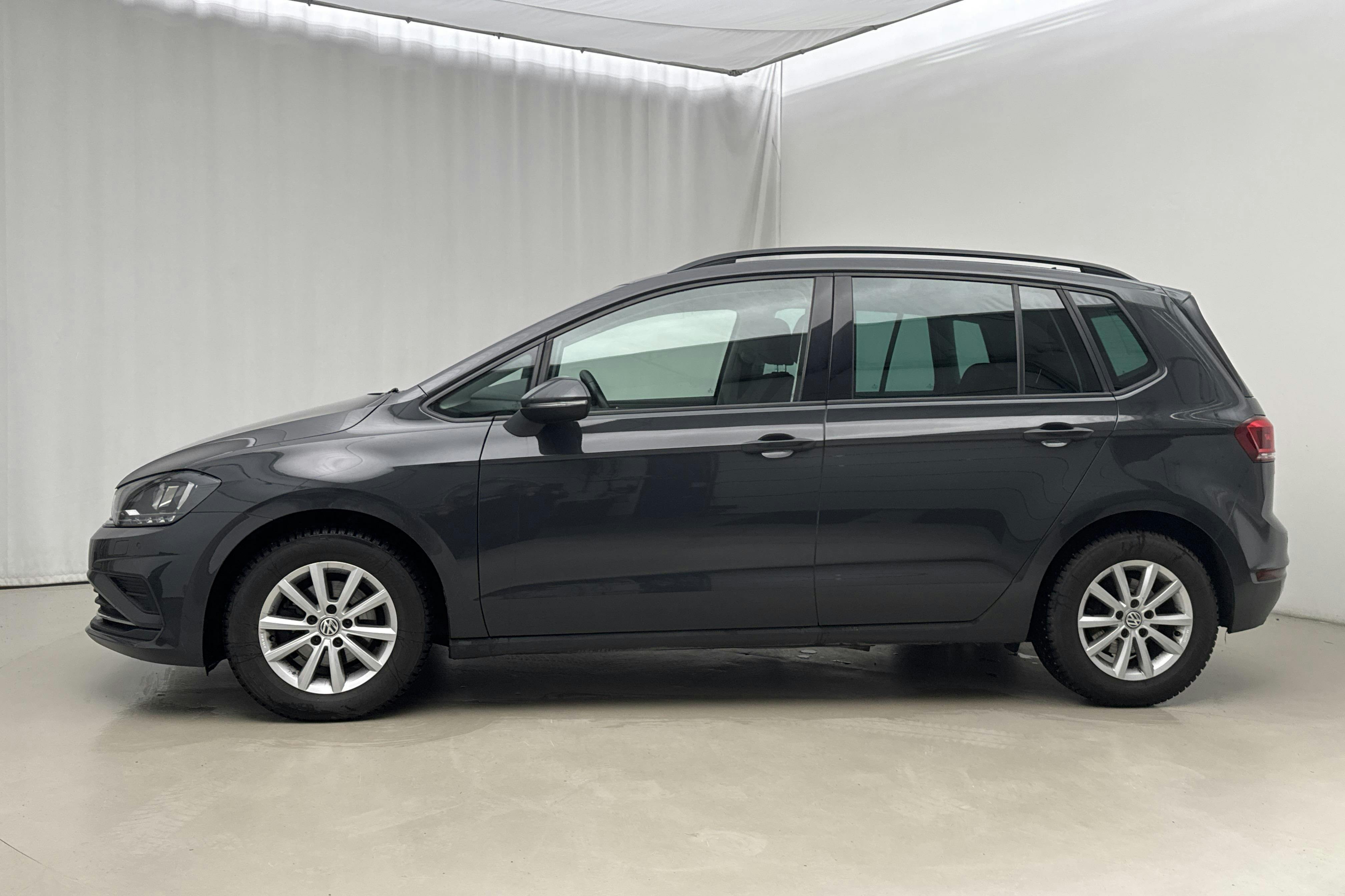 Presentationsfoto 2 av 18: VW Golf VII 1.0 TSI Sportsvan (115hk) - 7 946 mil - Manuell - grå - 2019