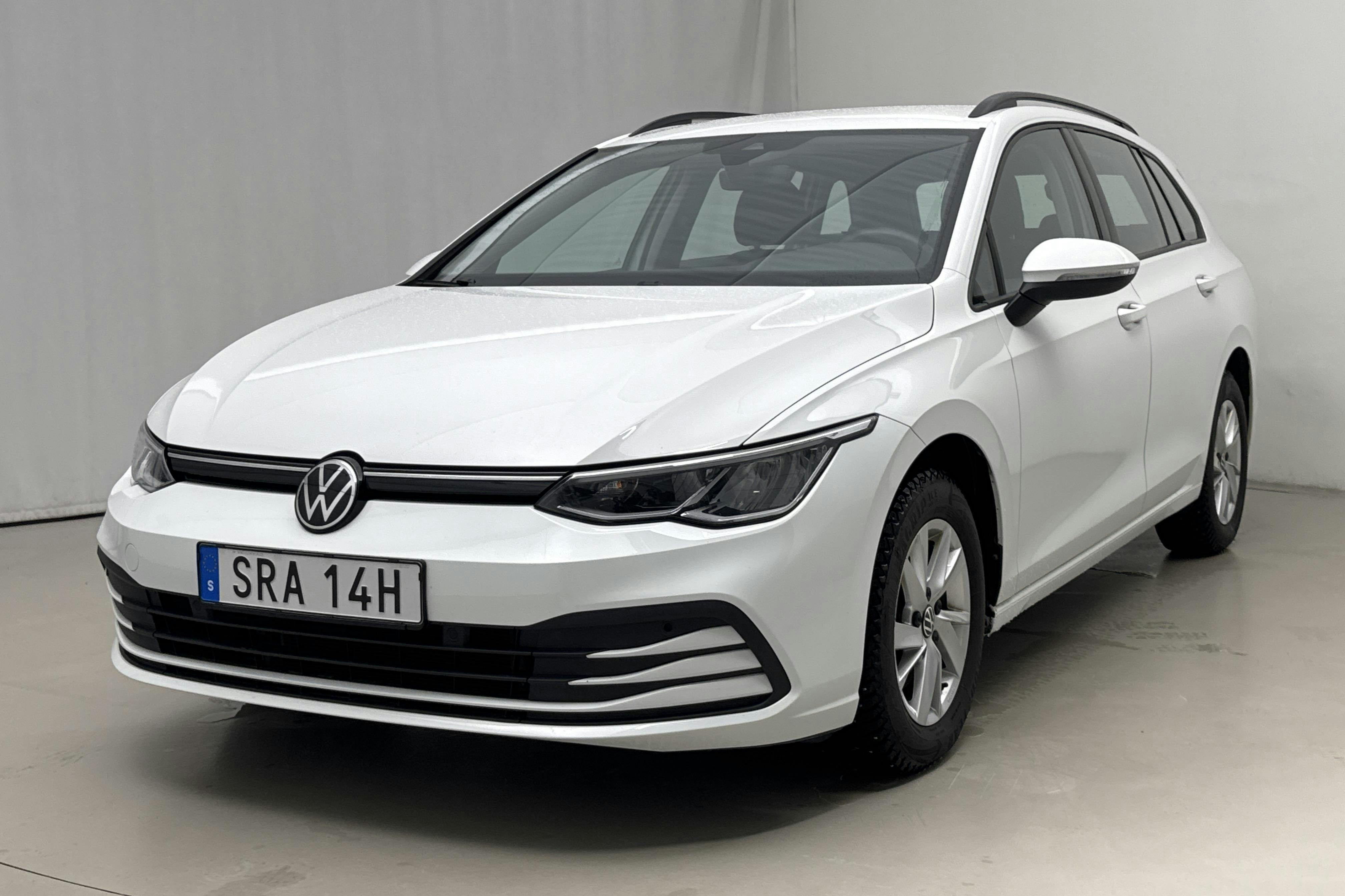 Presentationsfoto 1 av 19: VW Golf VIII 1.5 TGI Sportscombi (130hk) - 3 764 mil - Automat - vit - 2023